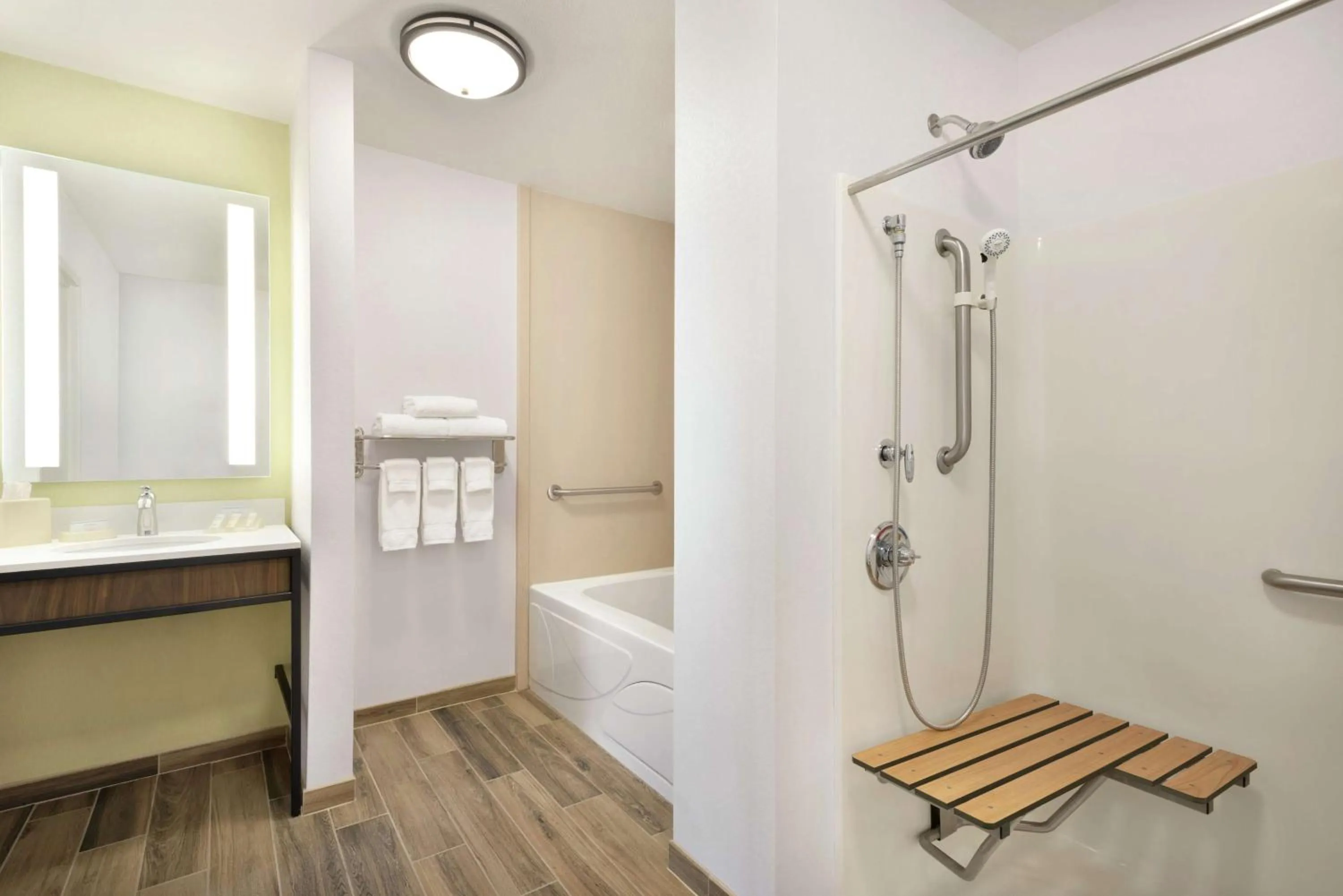 Bathroom, Bed in Hilton Garden Inn Dubuque Downtown