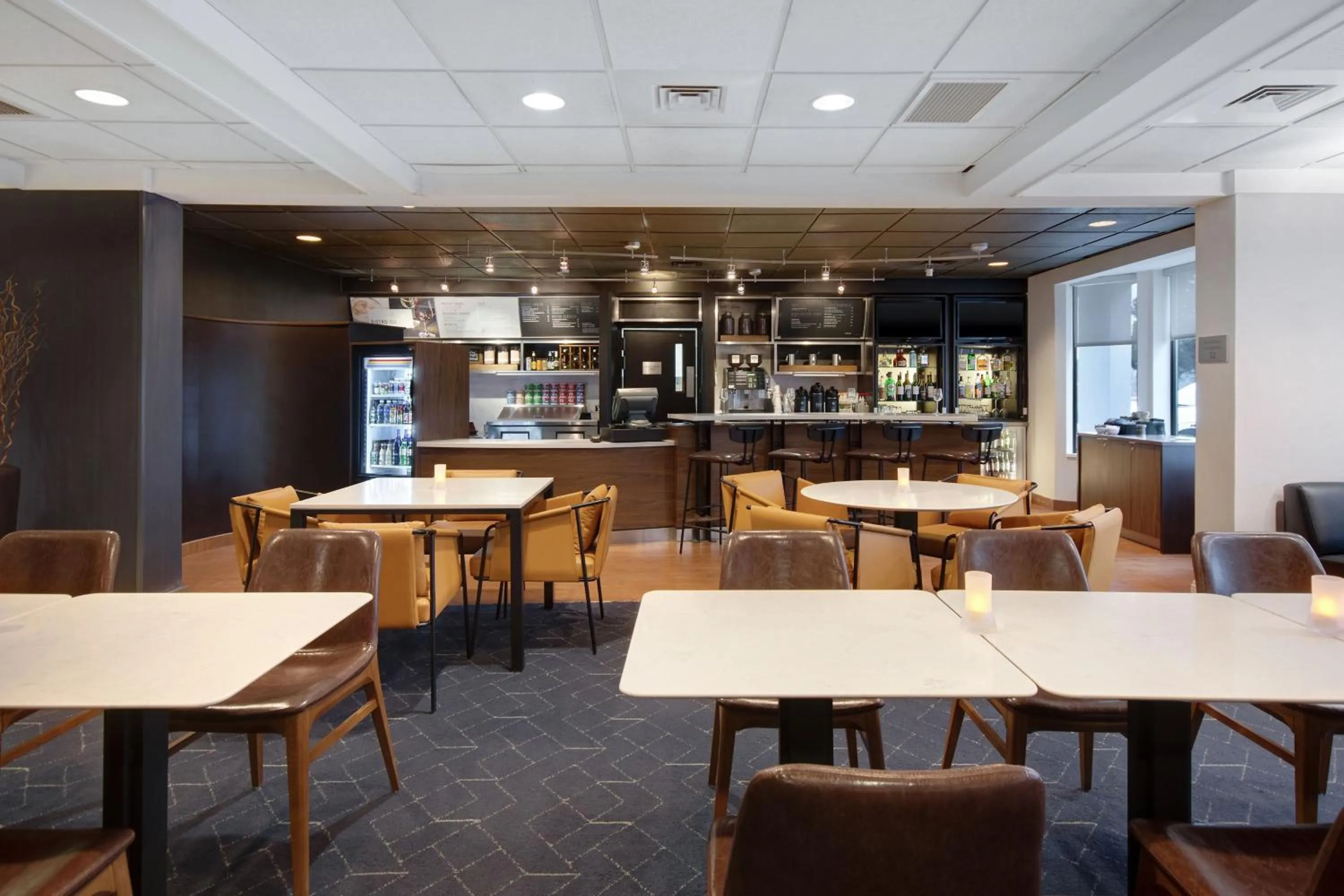 Lounge or bar in Courtyard by Marriott State College