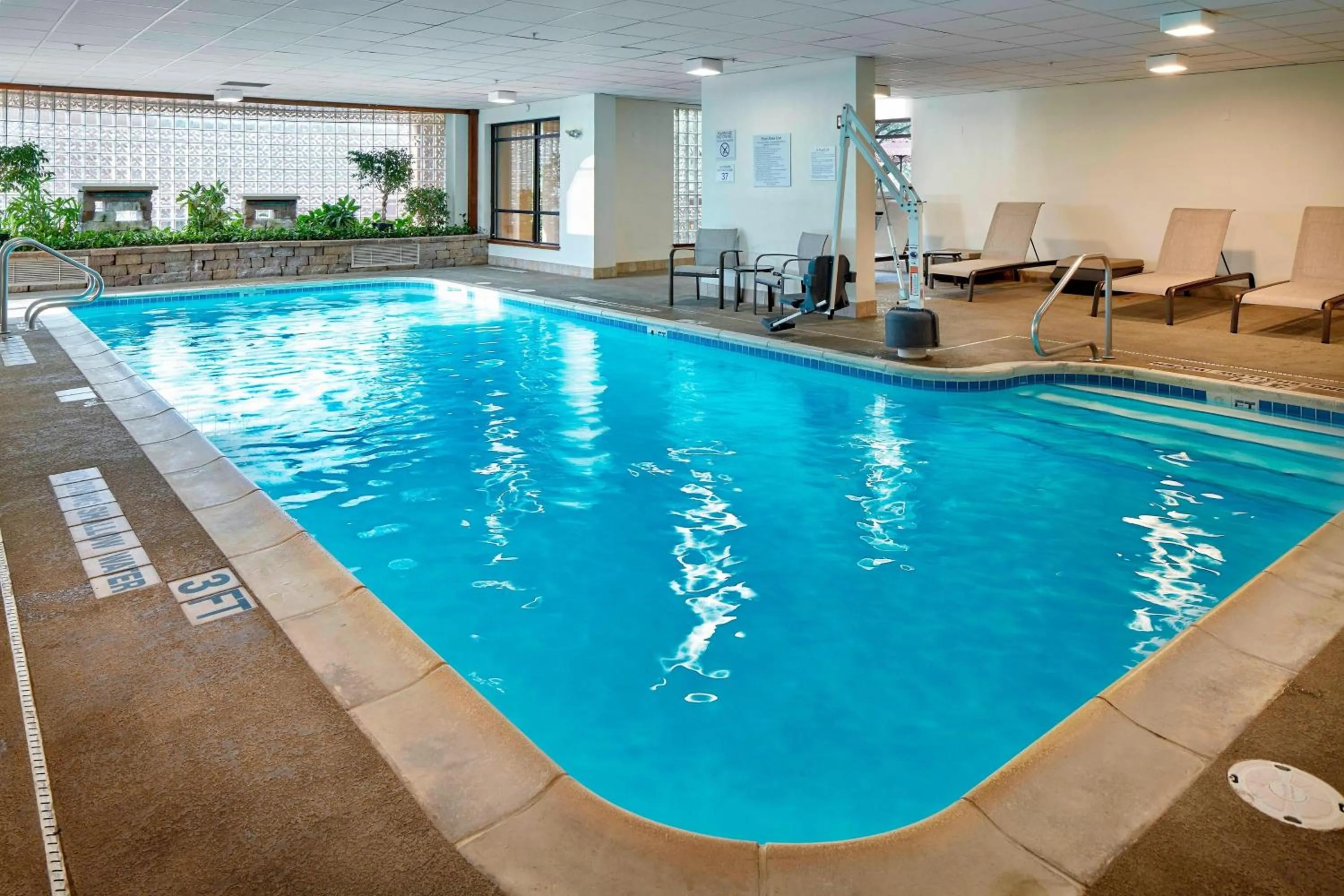 Swimming pool in Courtyard by Marriott State College