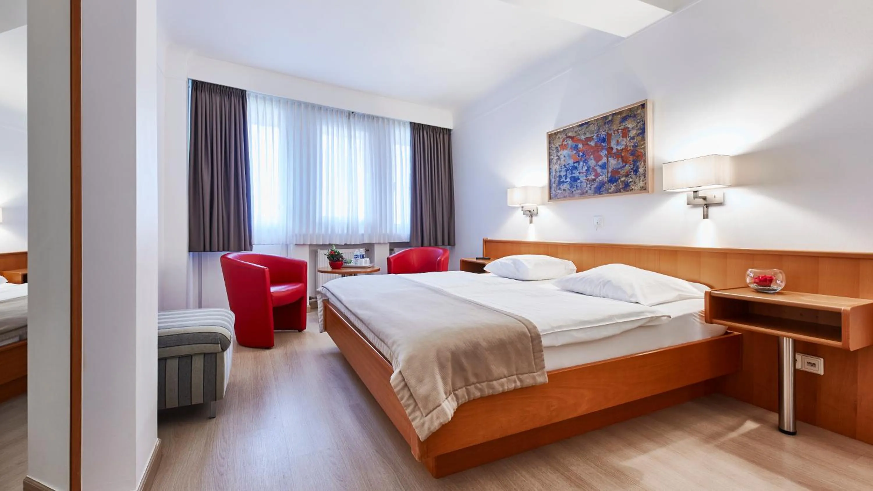 Shower, Bed in Hotel Francais