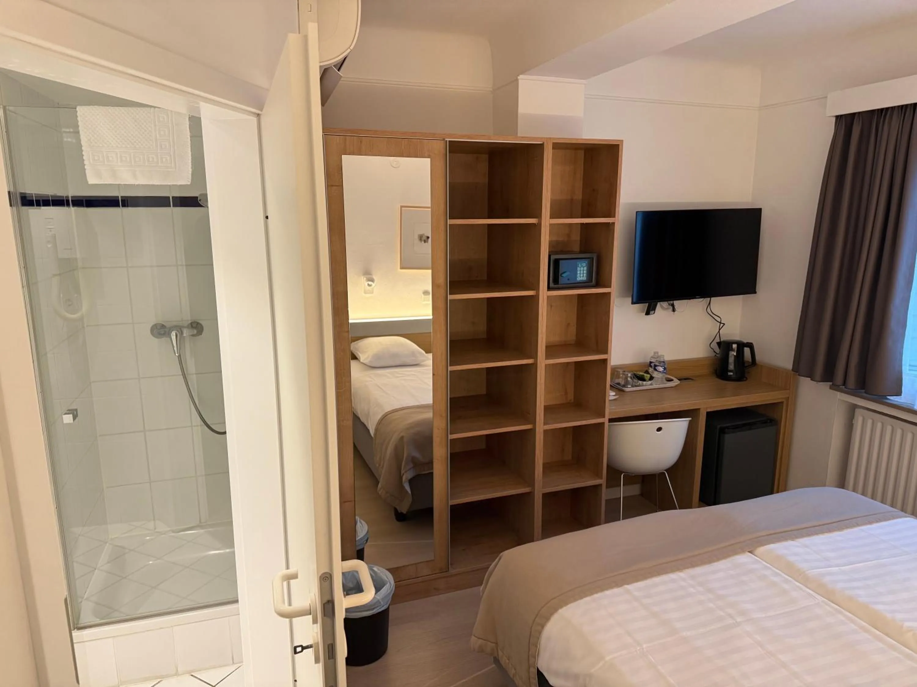 Shower, Bed in Hotel Francais