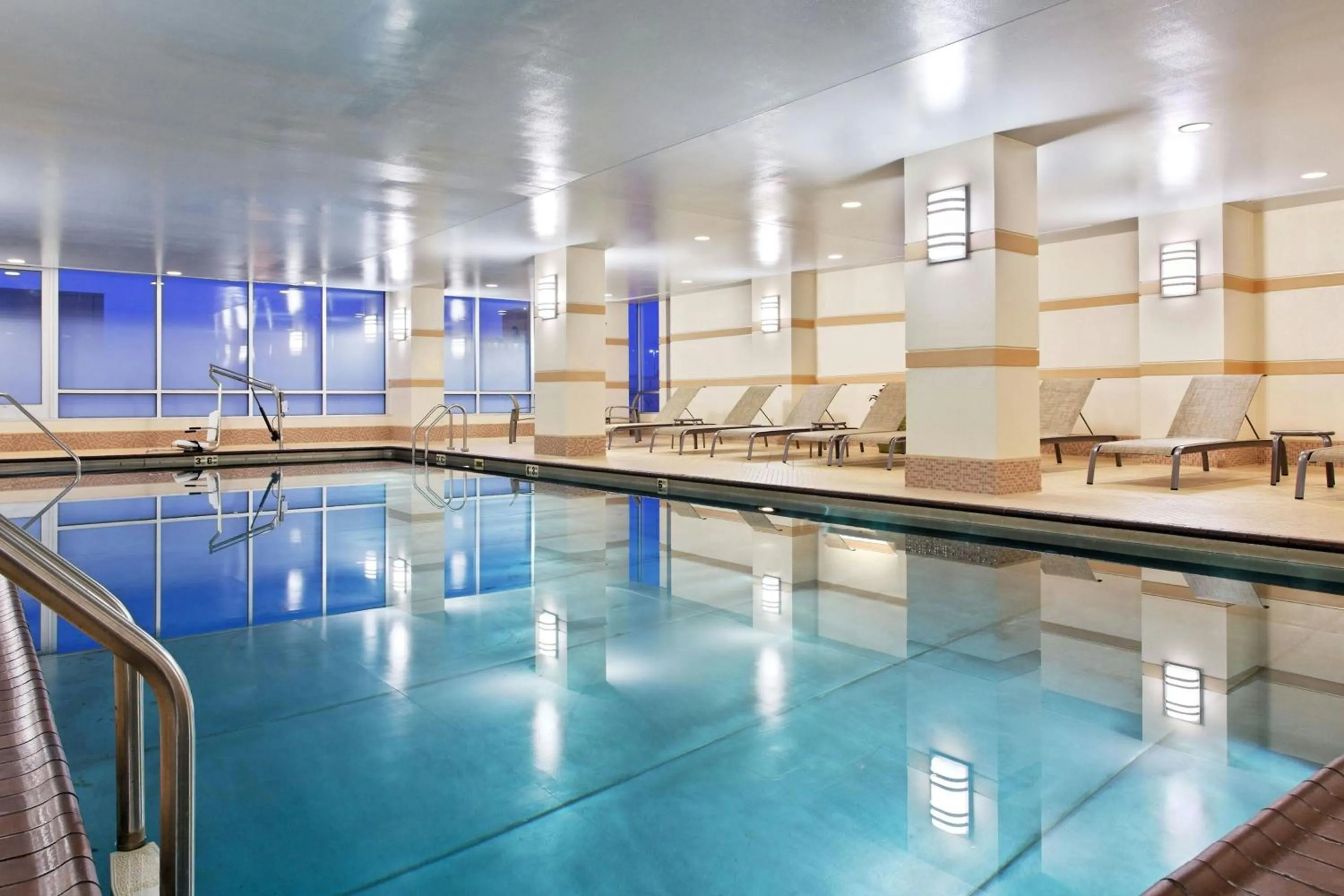 Swimming pool in Louisville Marriott Downtown