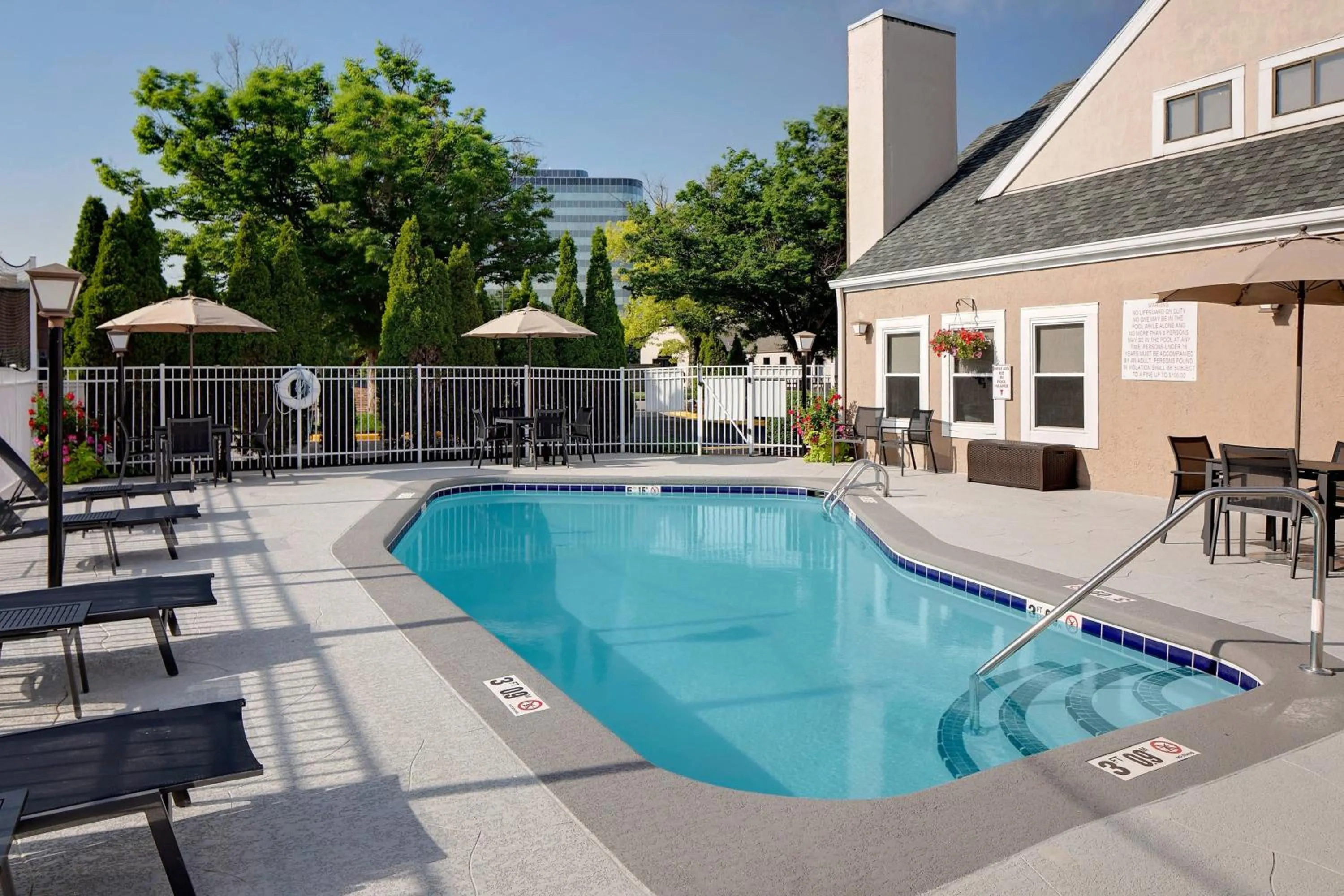 Swimming pool in Residence Inn Louisville East