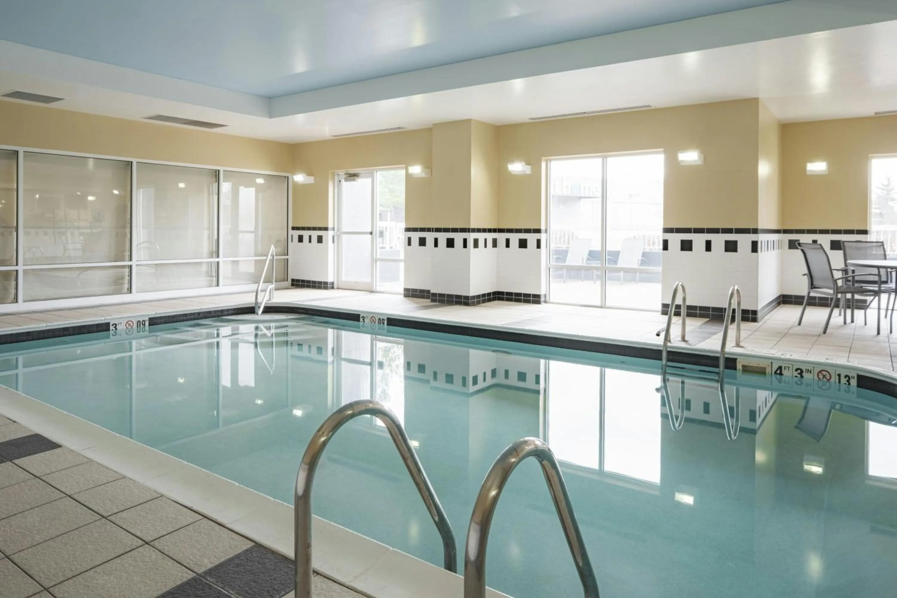 Swimming pool in Fairfield Inn & Suites Louisville East