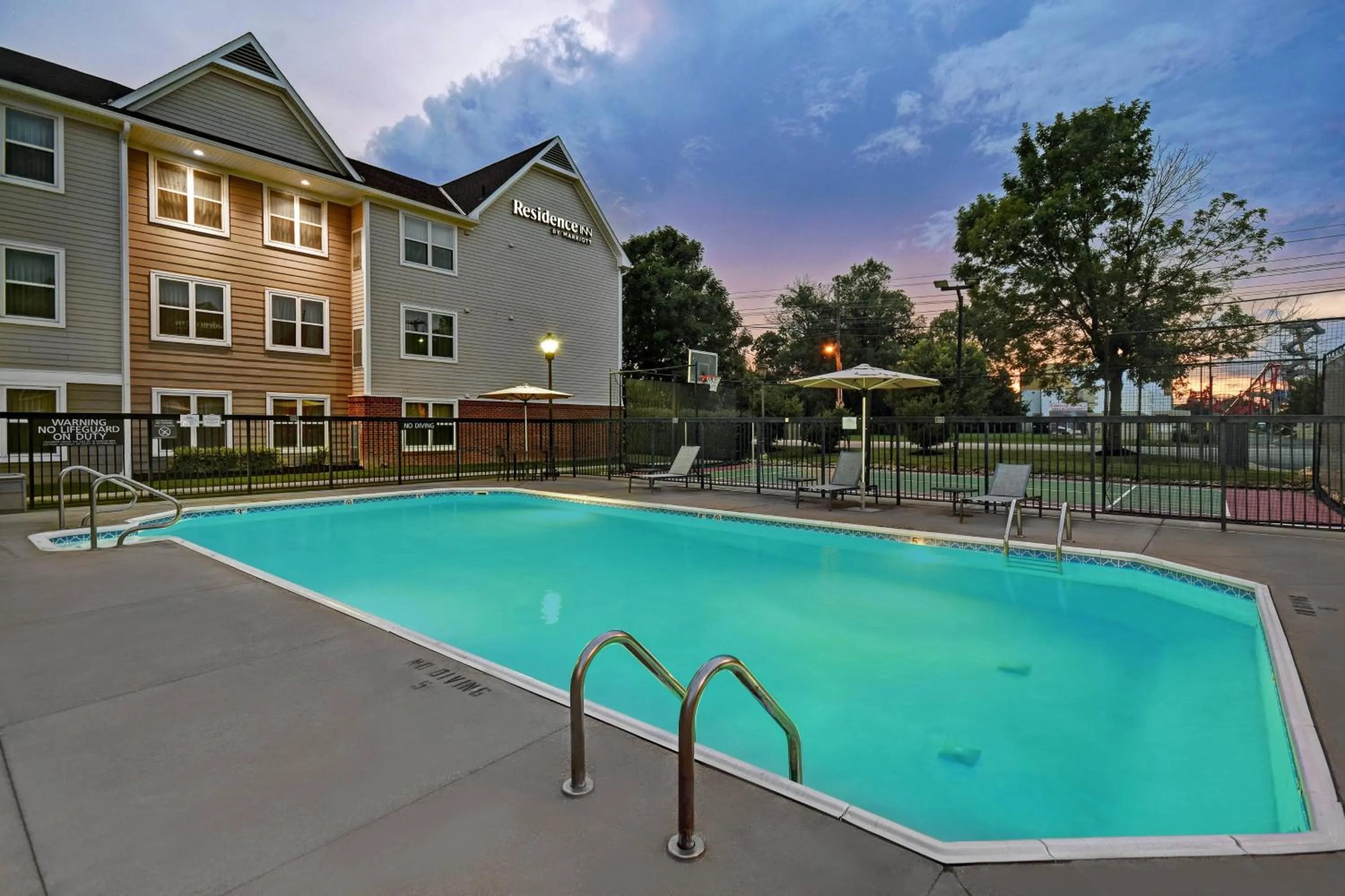 Swimming pool in Residence Inn Louisville Airport