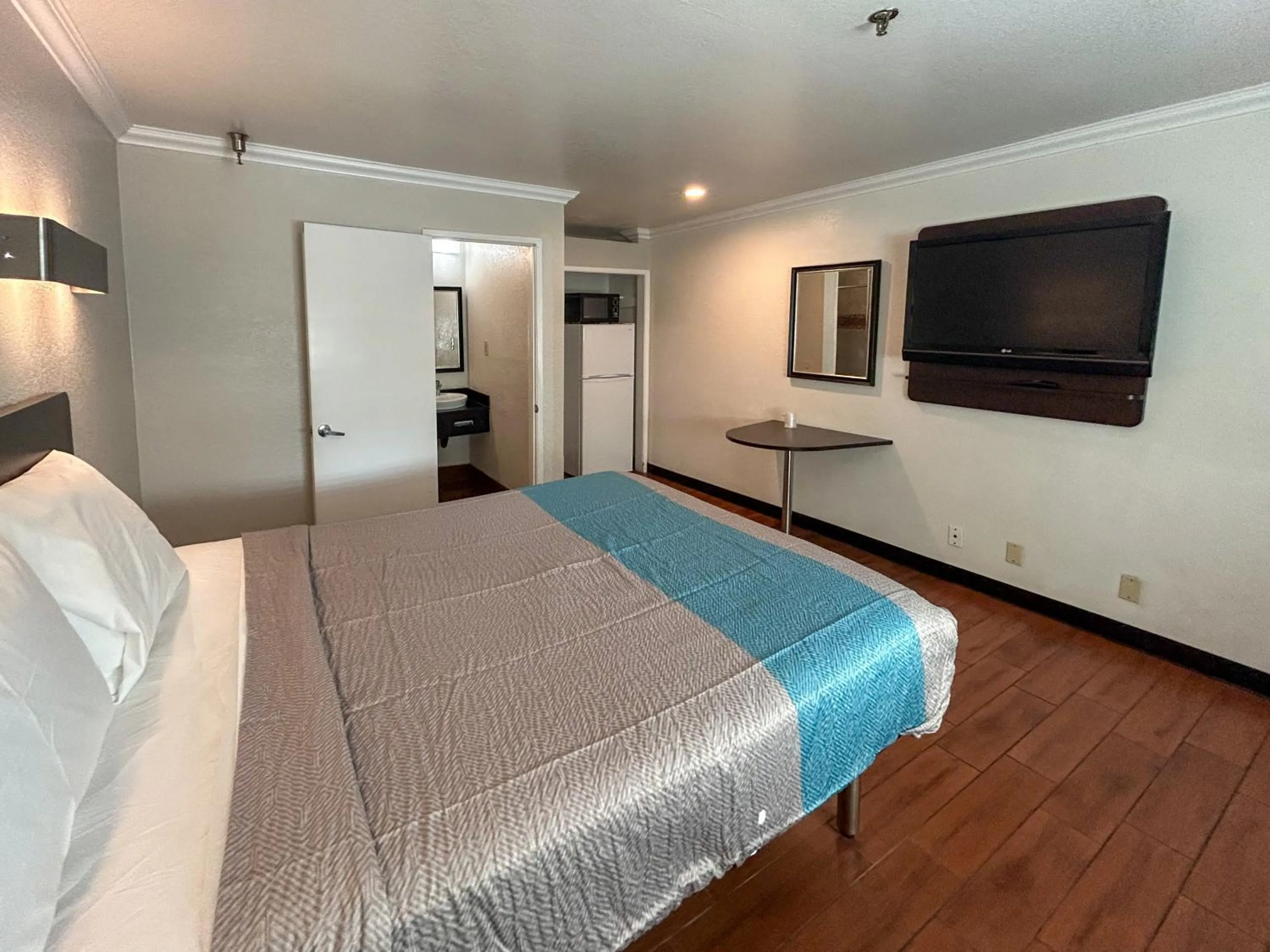 Bedroom, Bed in Motel 6 Ontario, CA  Convention Center-Airport