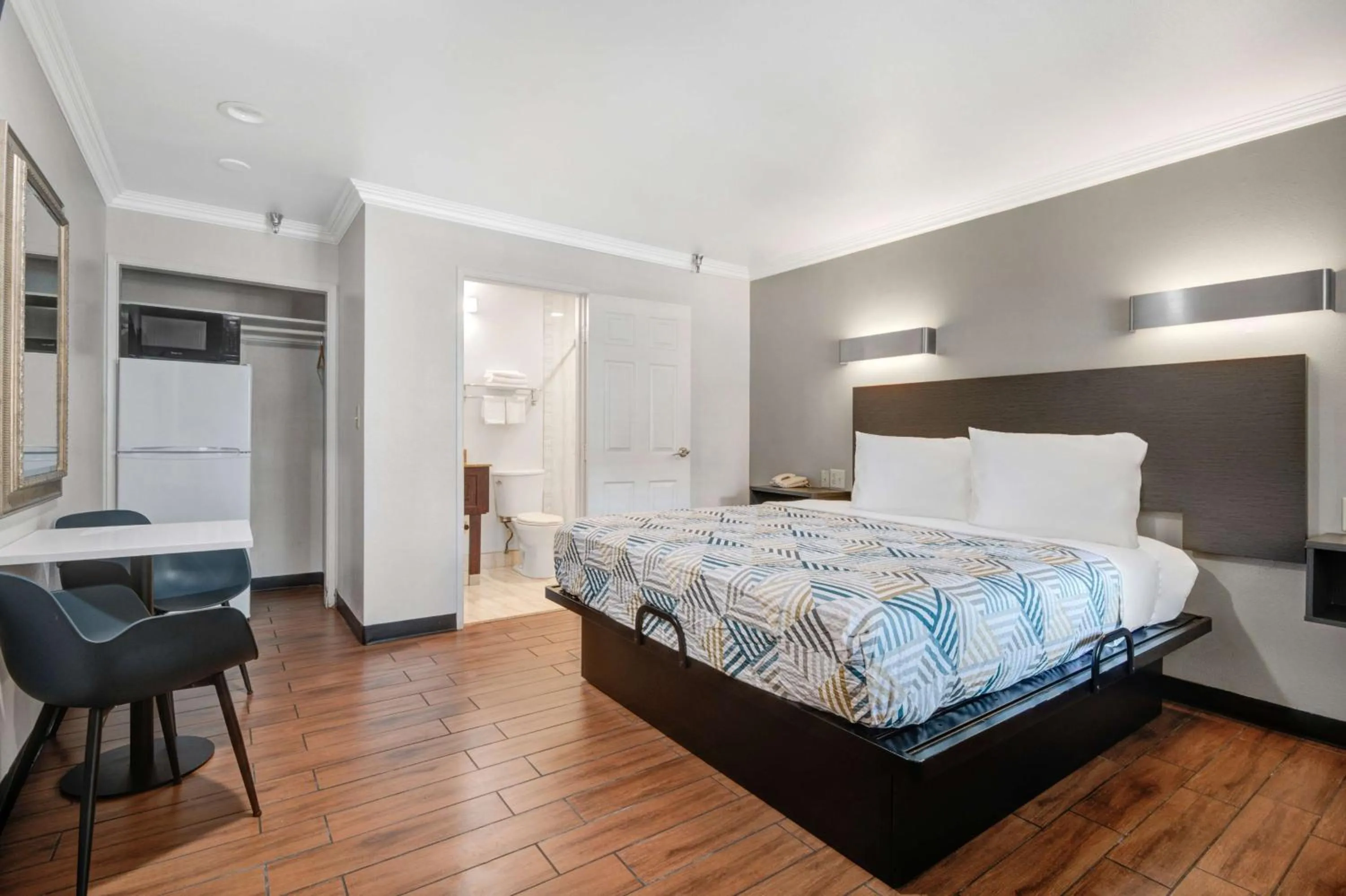 Bedroom, Bed in Motel 6 Ontario, CA  Convention Center-Airport