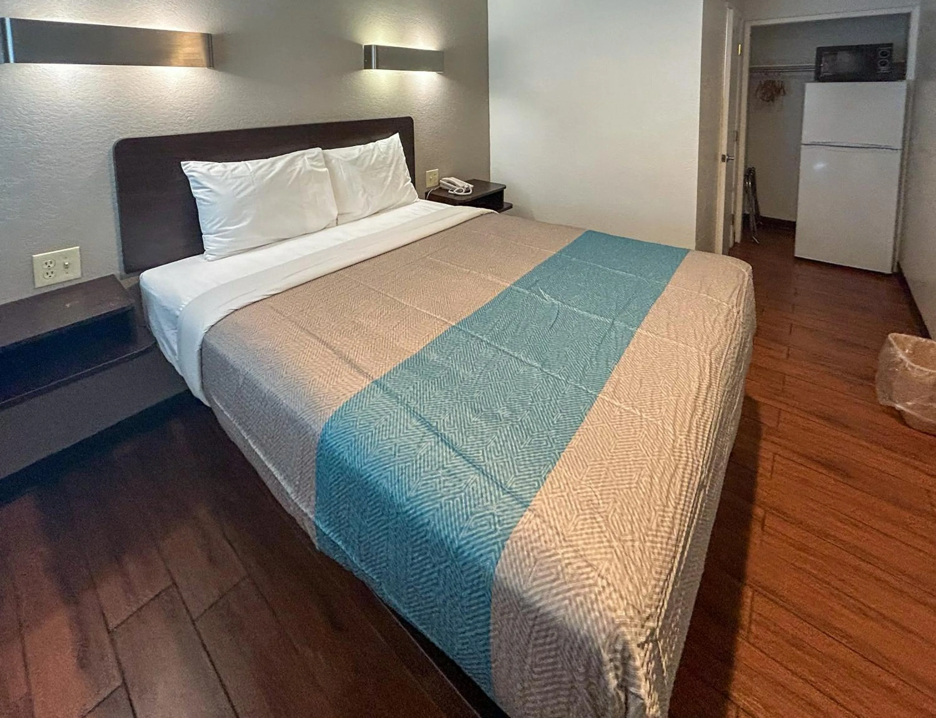 Bedroom, Bed in Motel 6 Ontario, CA  Convention Center-Airport