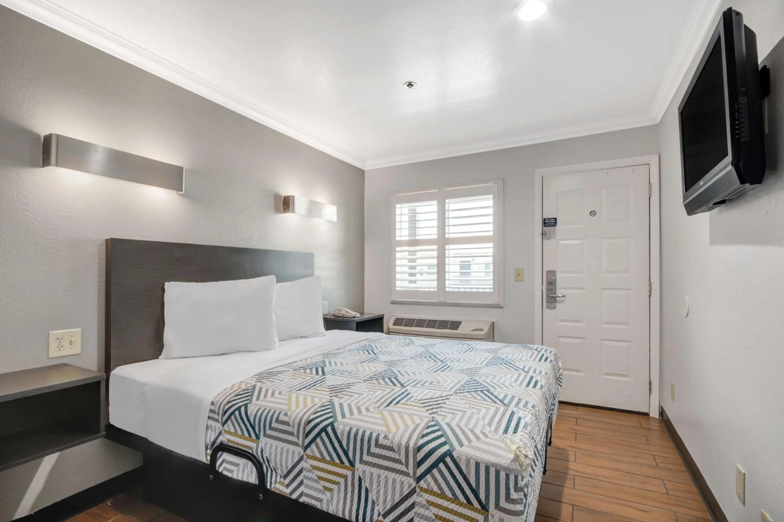 Bedroom, Bed in Motel 6 Ontario, CA  Convention Center-Airport