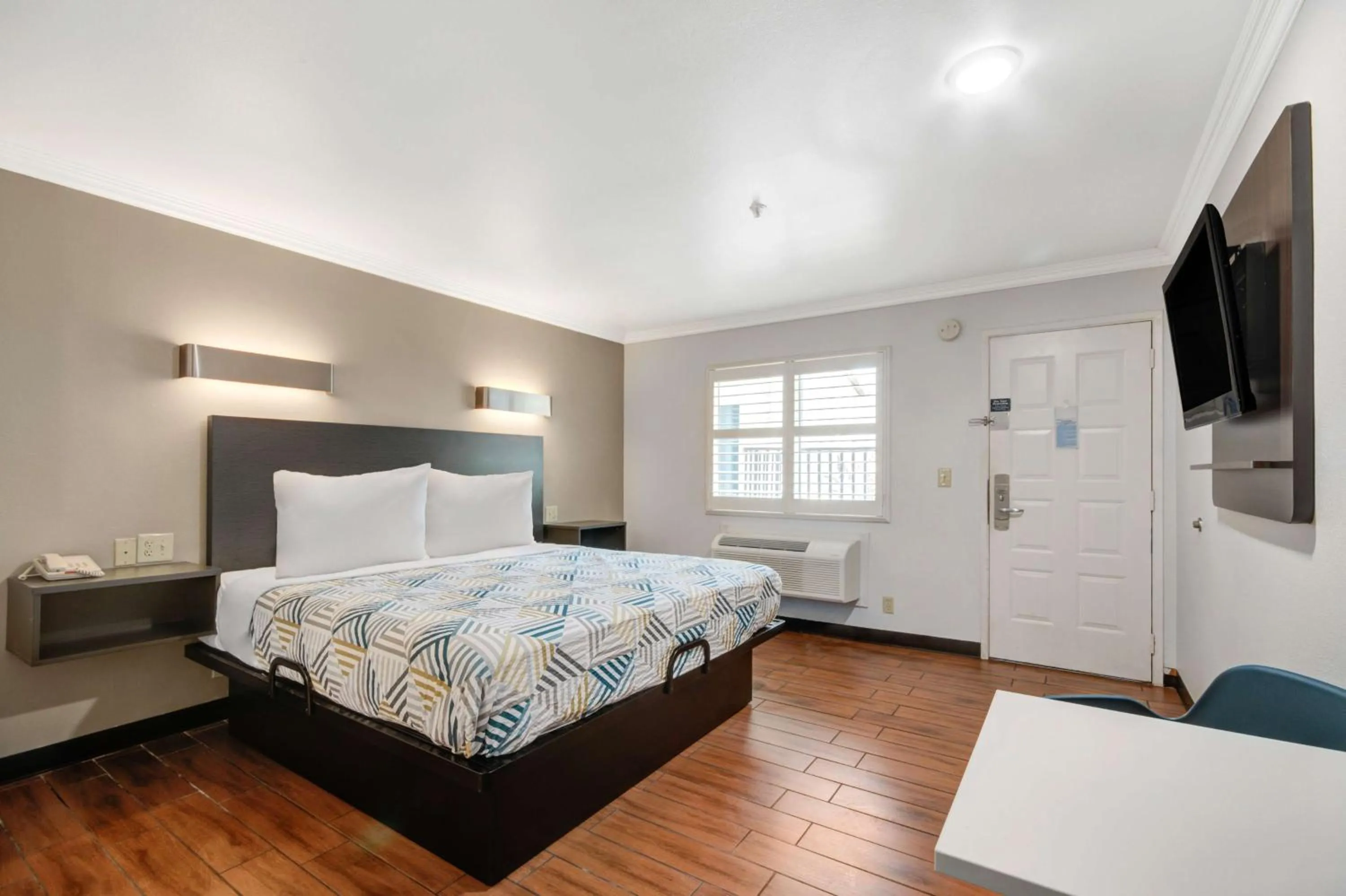 Bedroom, Bed in Motel 6 Ontario, CA  Convention Center-Airport