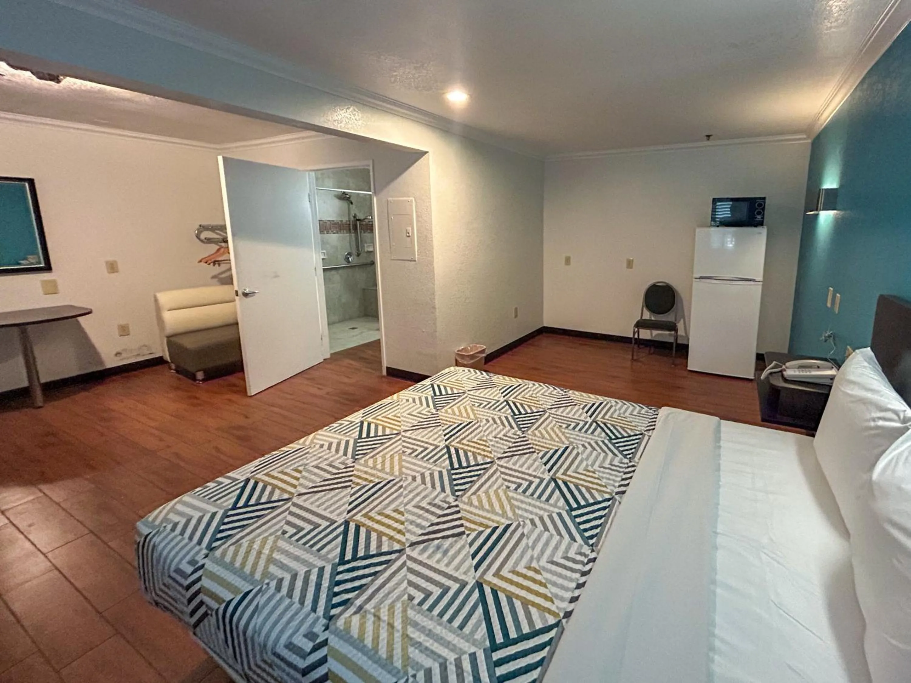 Bedroom, Bed in Motel 6 Ontario, CA  Convention Center-Airport