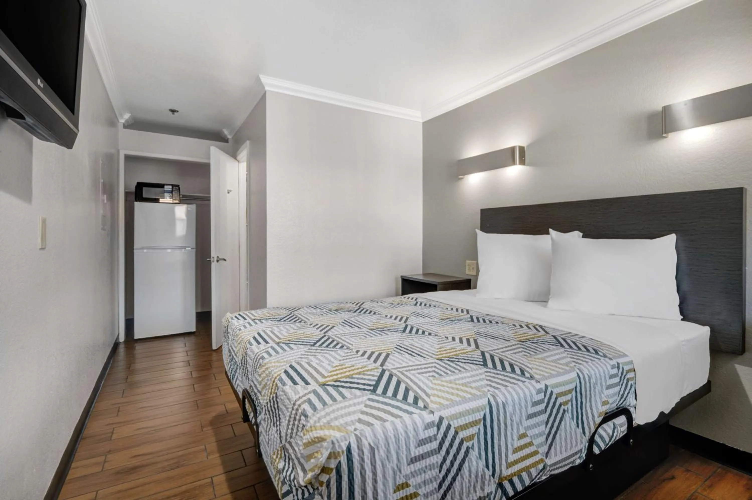 Bedroom, Bed in Motel 6 Ontario, CA  Convention Center-Airport