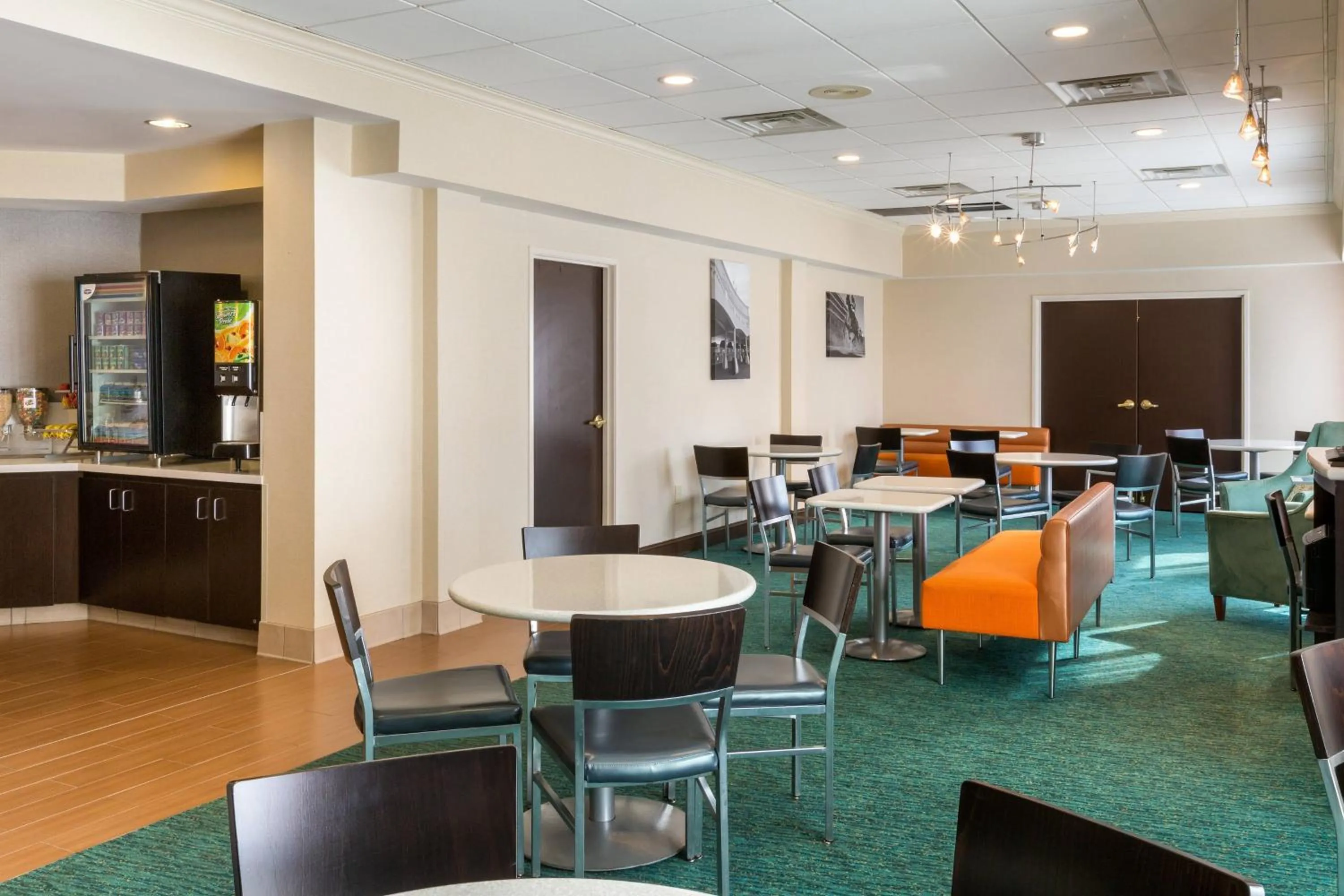 Restaurant/places to eat in SpringHill Suites Louisville Hurstbourne/North