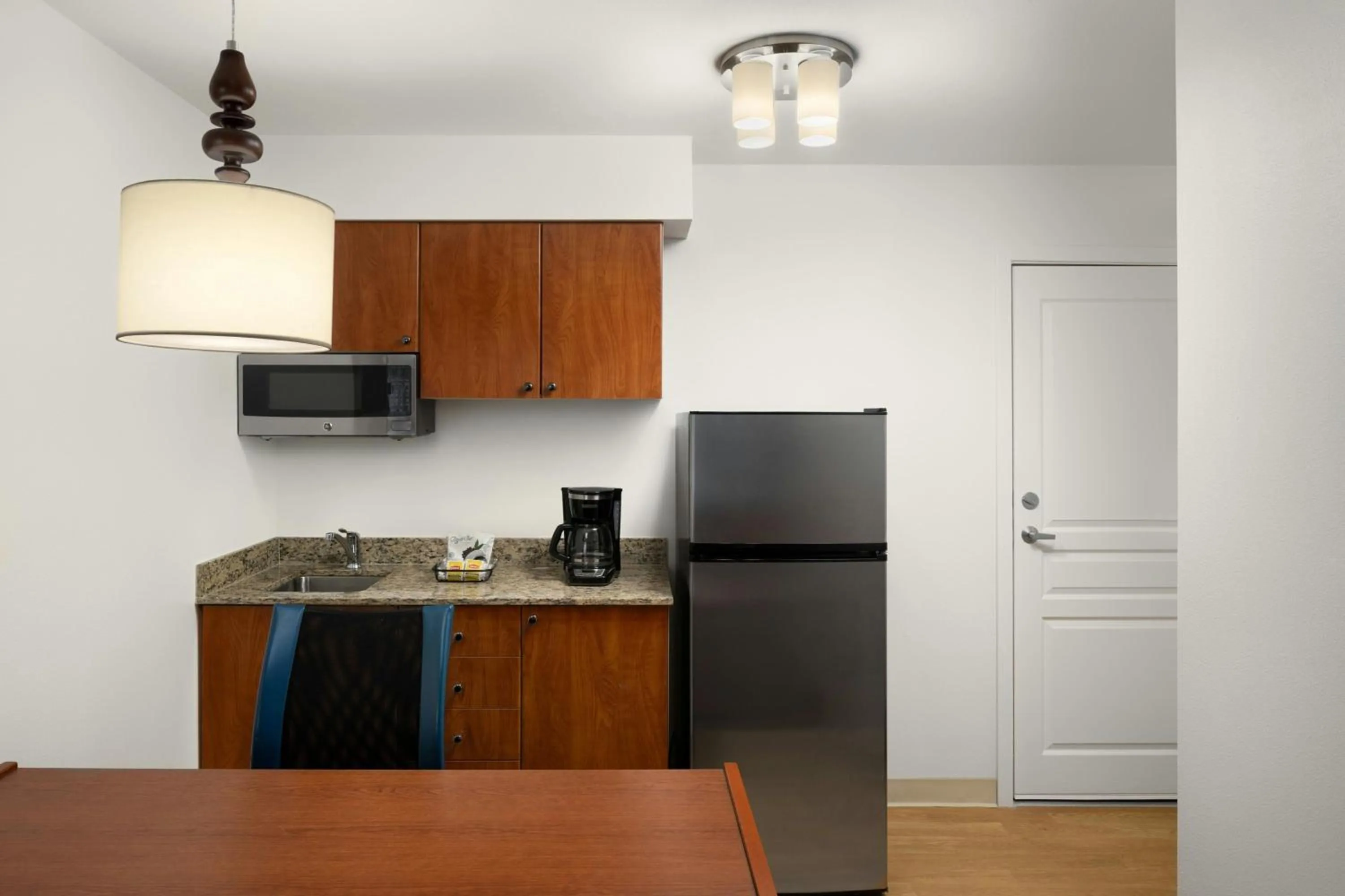 Kitchen or kitchenette in TownePlace Suites by Marriott Seattle Southcenter