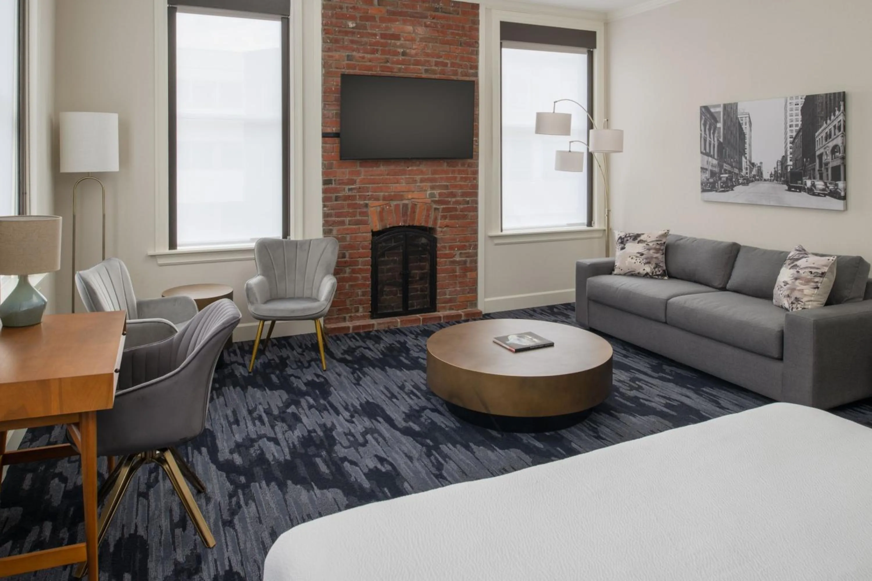 Photo of the whole room, Bed in Courtyard Tacoma Downtown