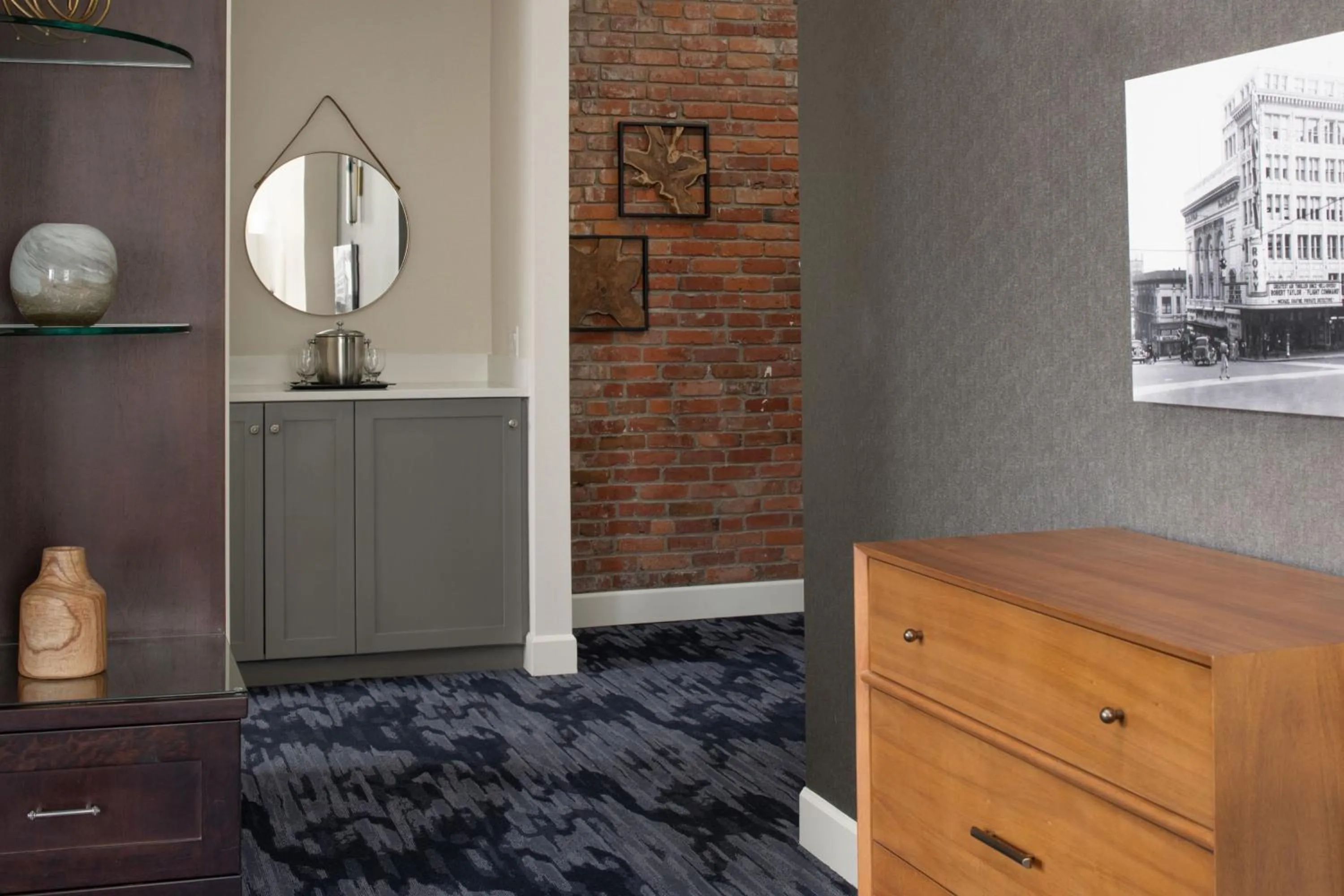 Photo of the whole room in Courtyard Tacoma Downtown