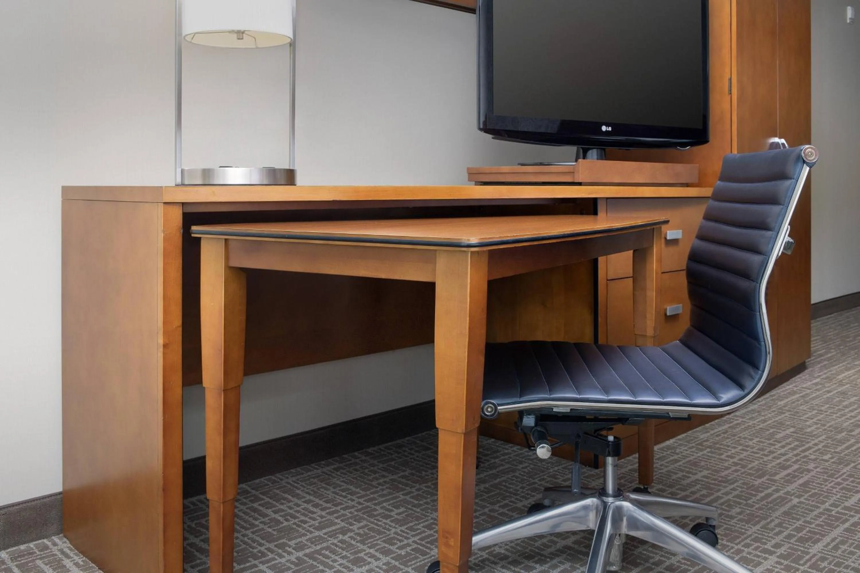 Photo of the whole room in Courtyard Tacoma Downtown