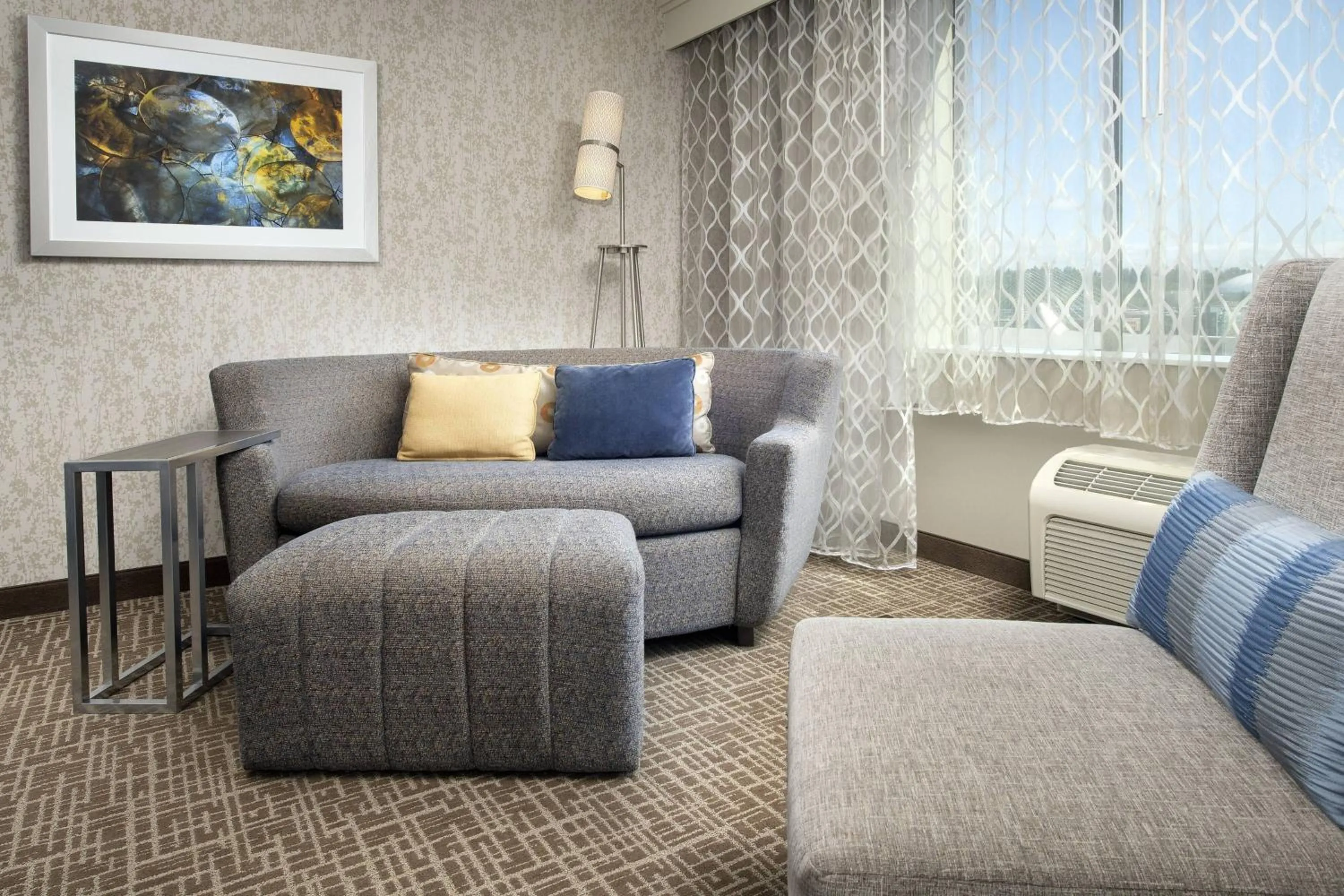 Photo of the whole room in Courtyard Tacoma Downtown