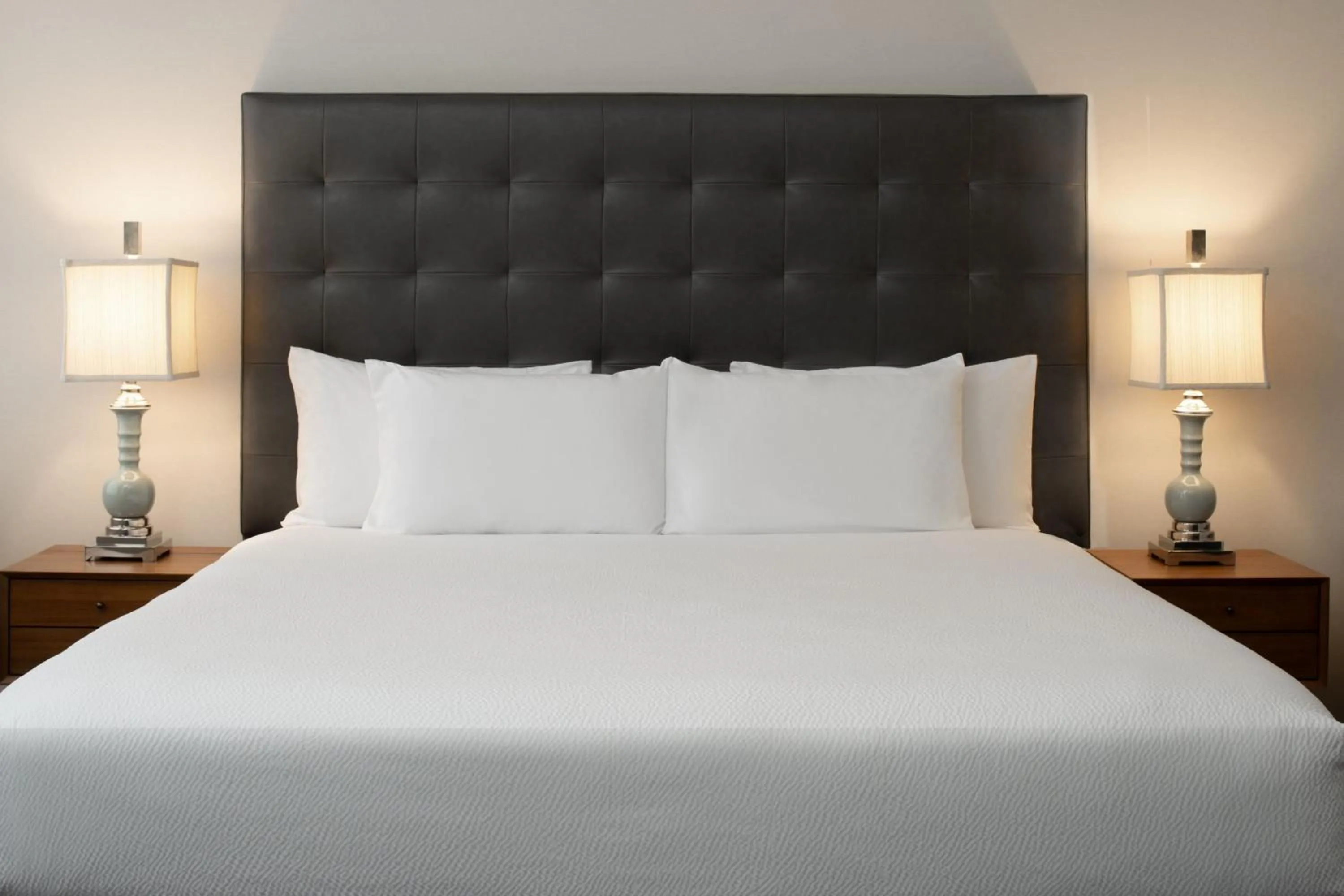 Photo of the whole room, Bed in Courtyard Tacoma Downtown