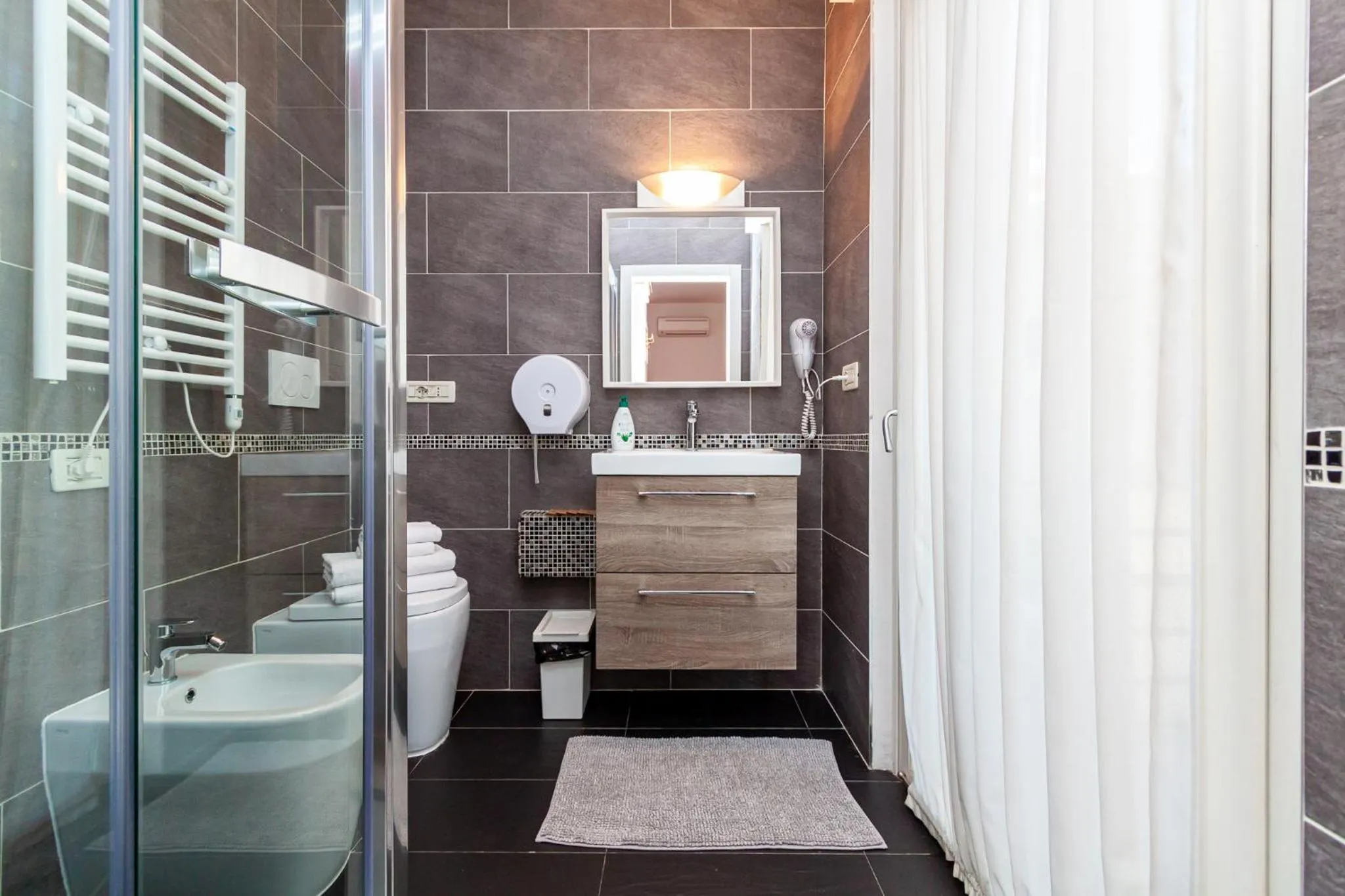 Bathroom in Ca' Rebeka Venice - Atika & Atif