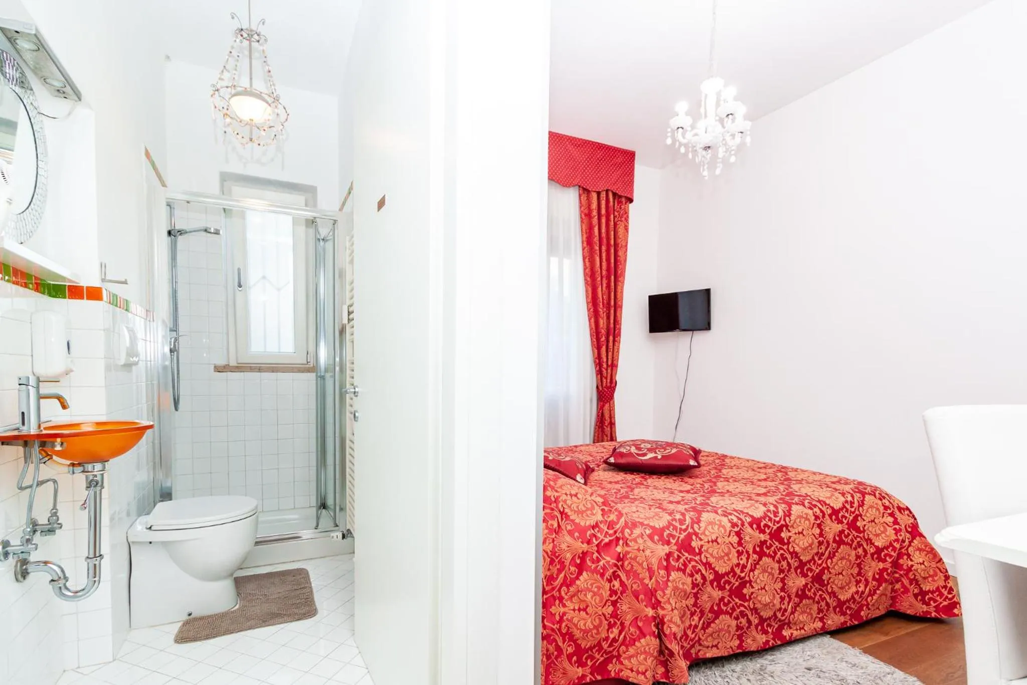 Photo of the whole room, Bed in Ca' Rebeka Venice - Atika & Atif