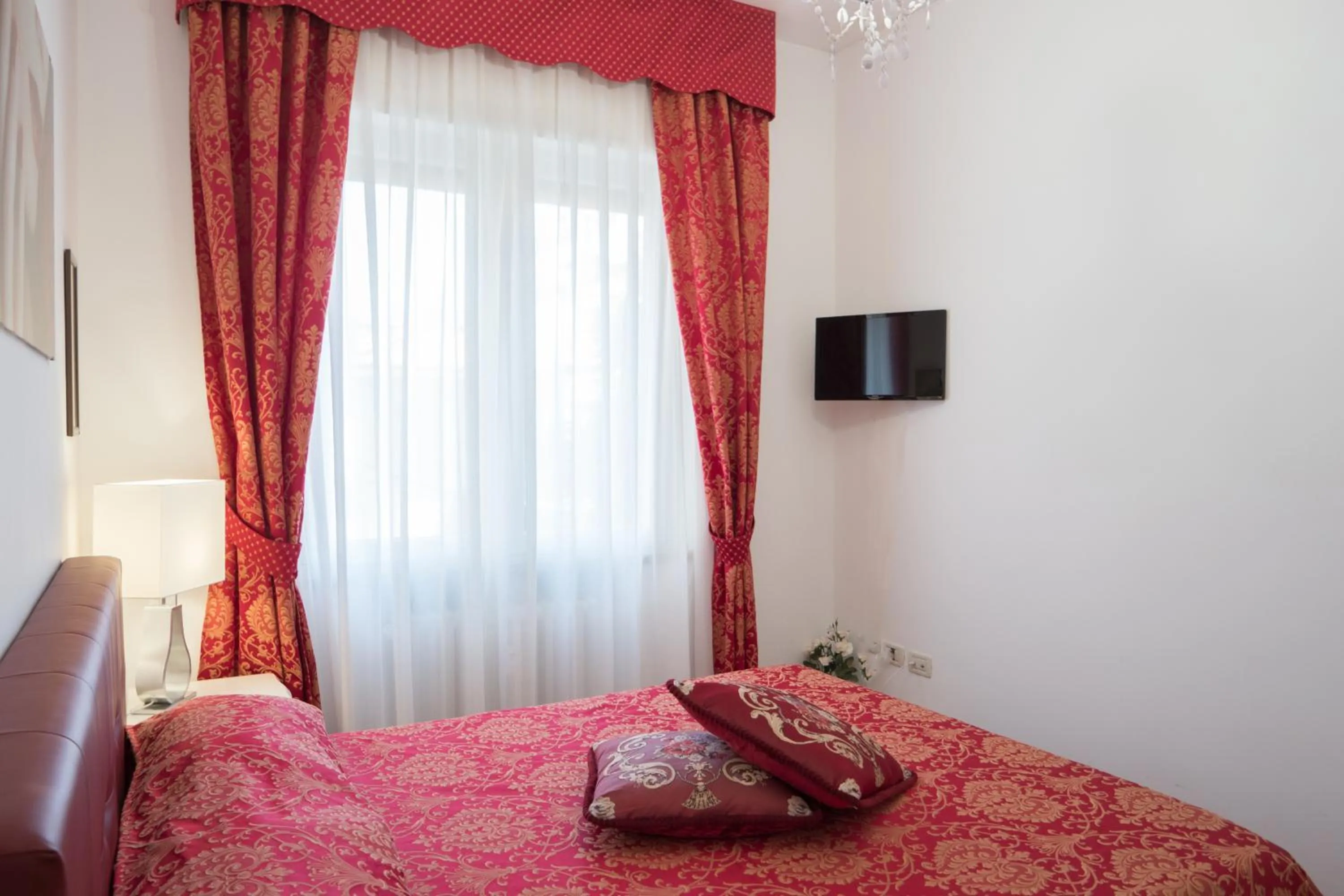 Photo of the whole room, Bed in Ca' Rebeka Venice - Atika & Atif