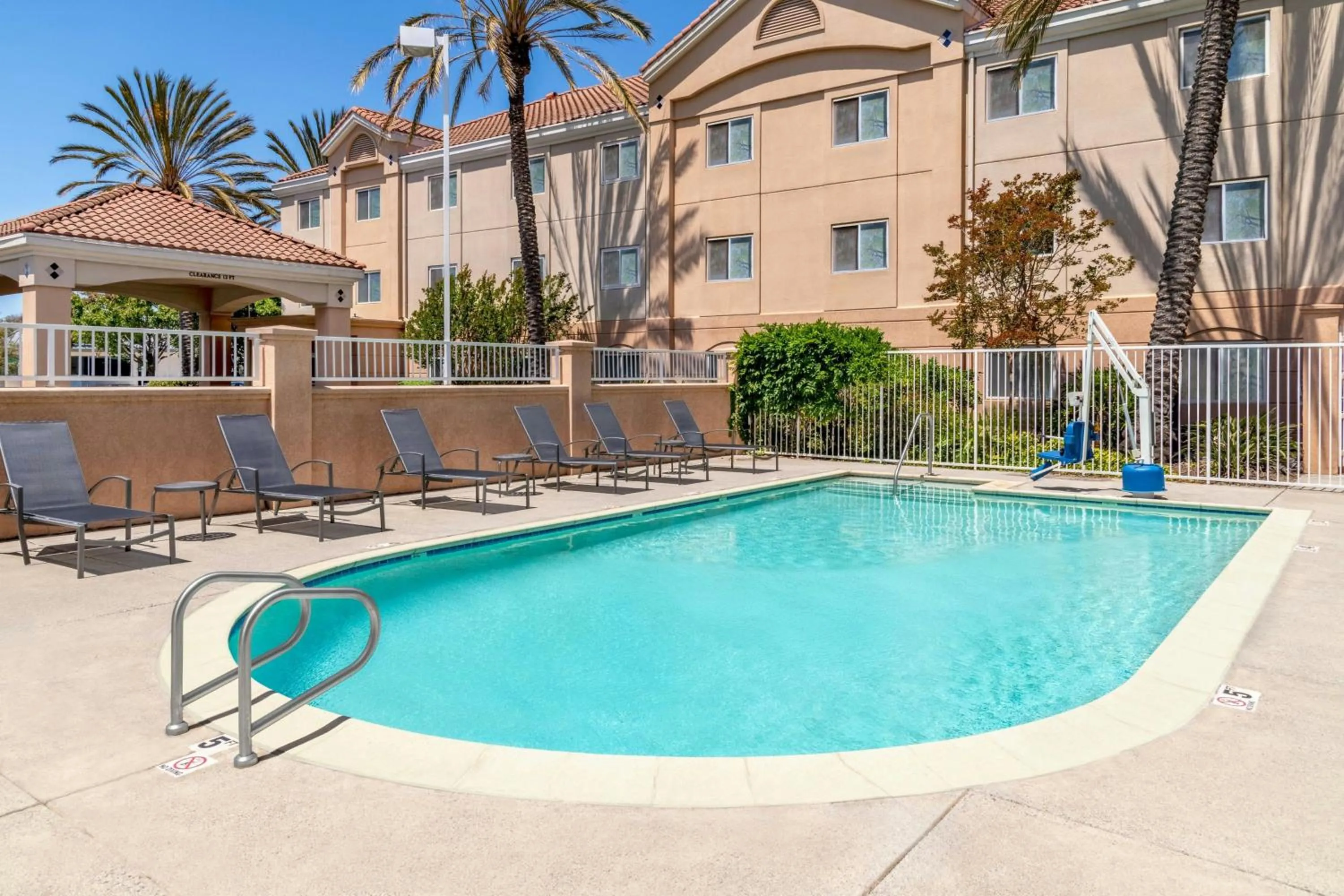 Swimming pool in Fairfield Inn & Suites by Marriott San Francisco San Carlos