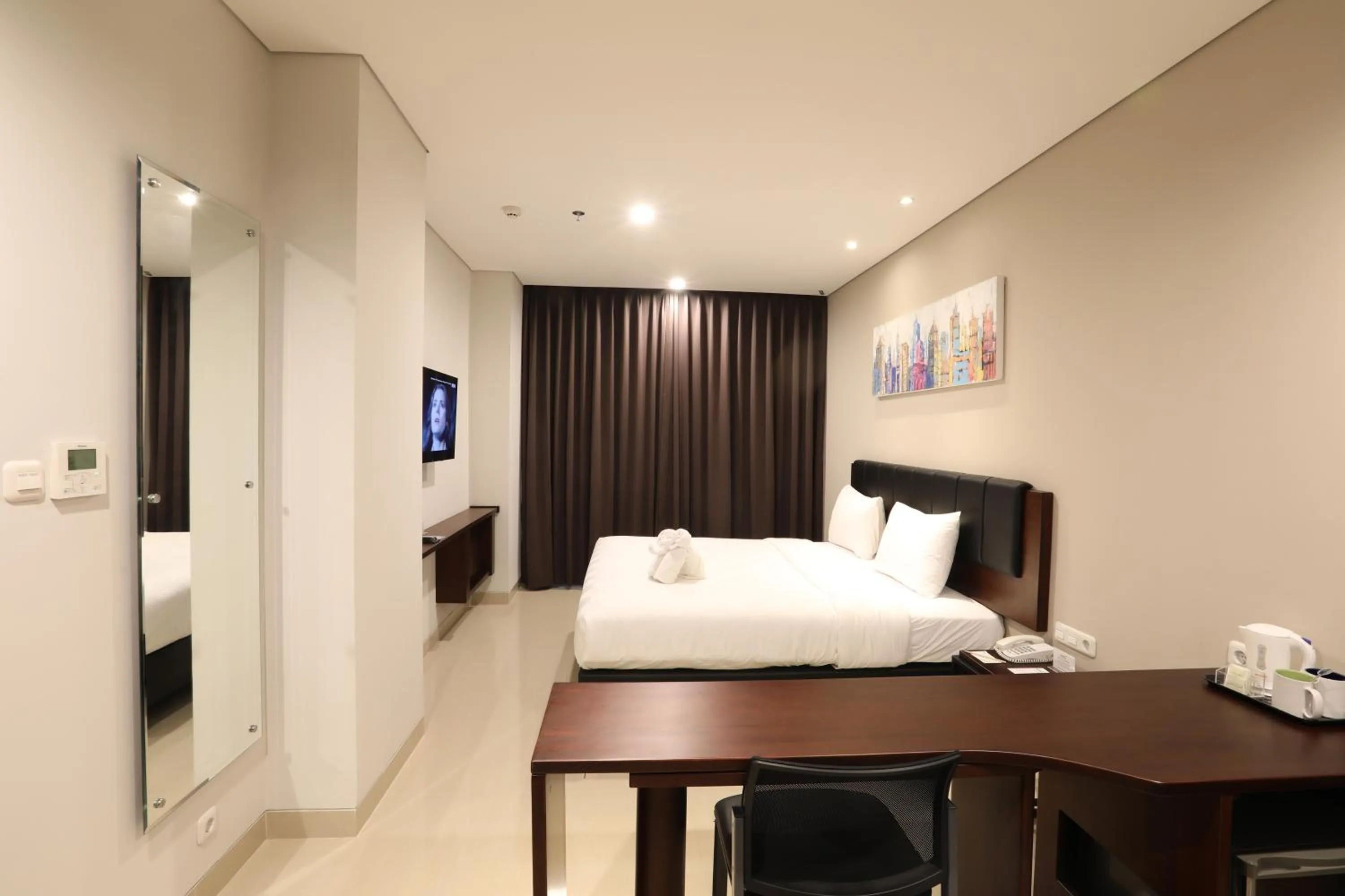 TV and multimedia, Bed in PrimeBiz Hotel Surabaya