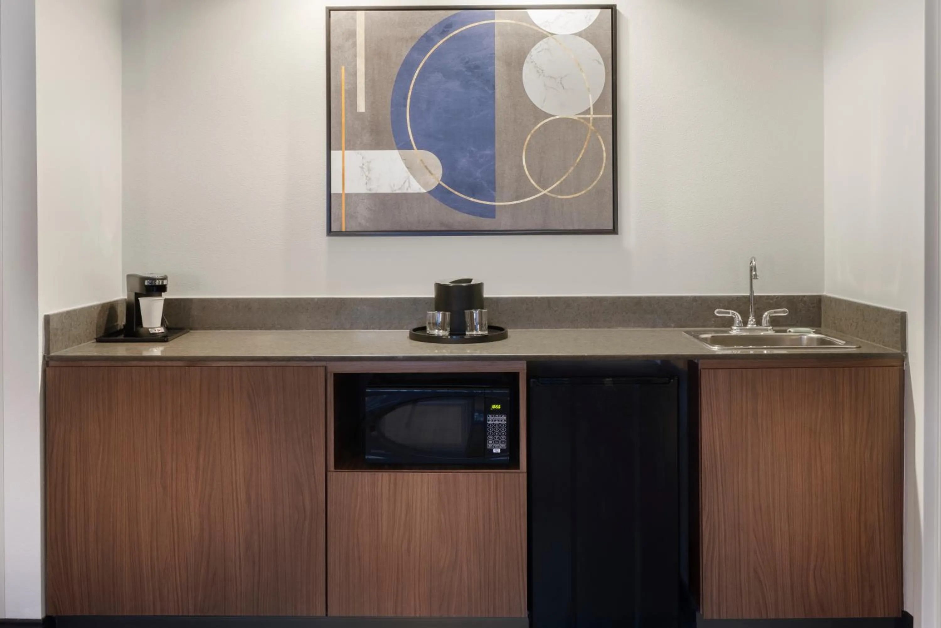kitchen in Courtyard by Marriott Springfield Airport