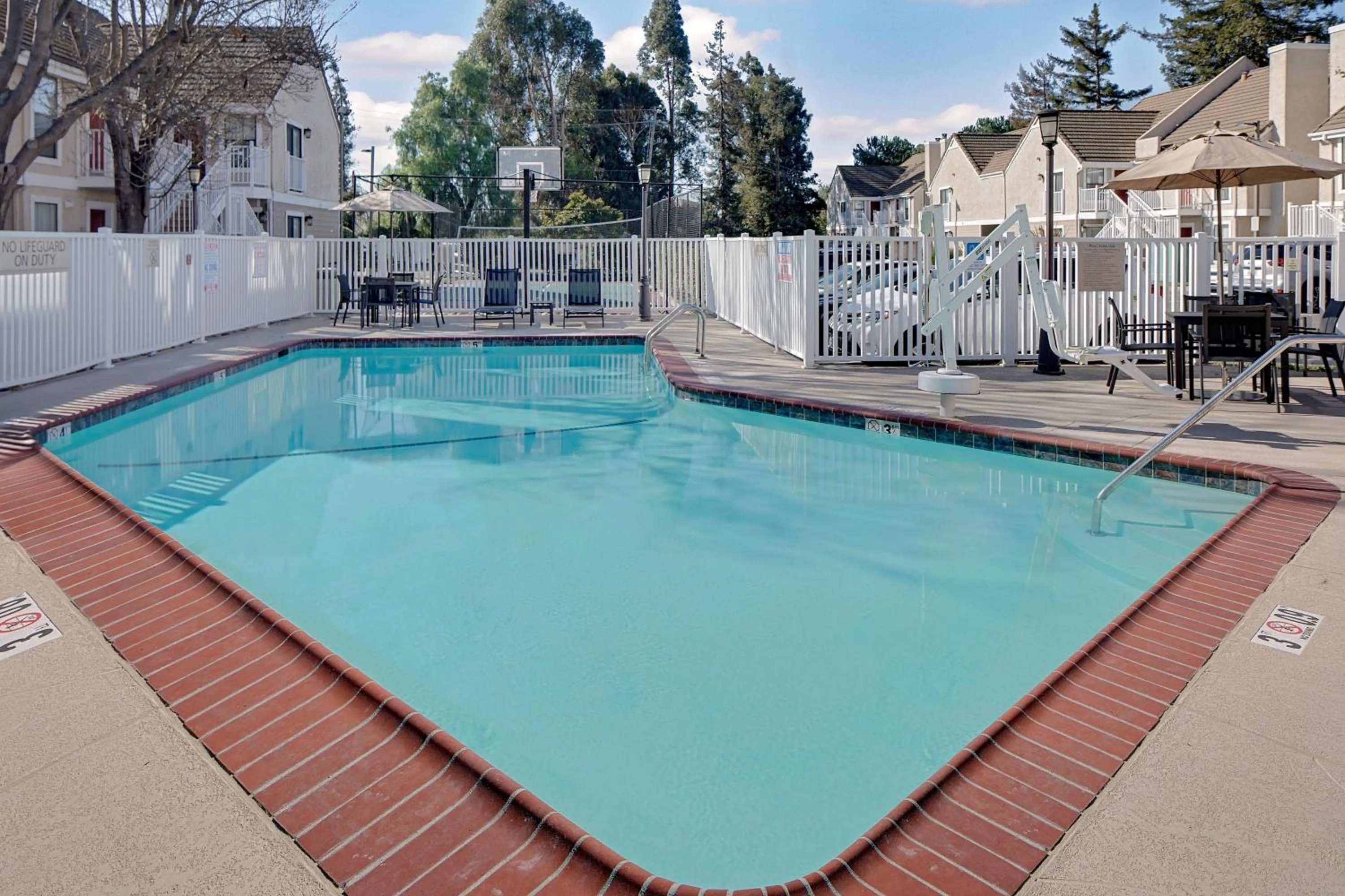 Swimming pool in Residence Inn Fremont Silicon Valley