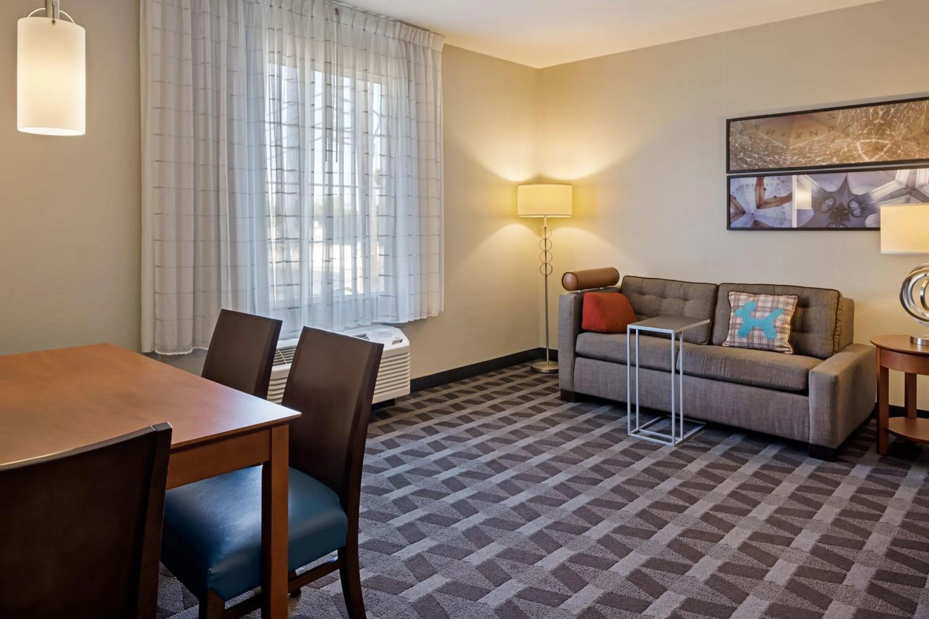 Living room in TownePlace Suites by Marriott Sunnyvale Silicon Valley