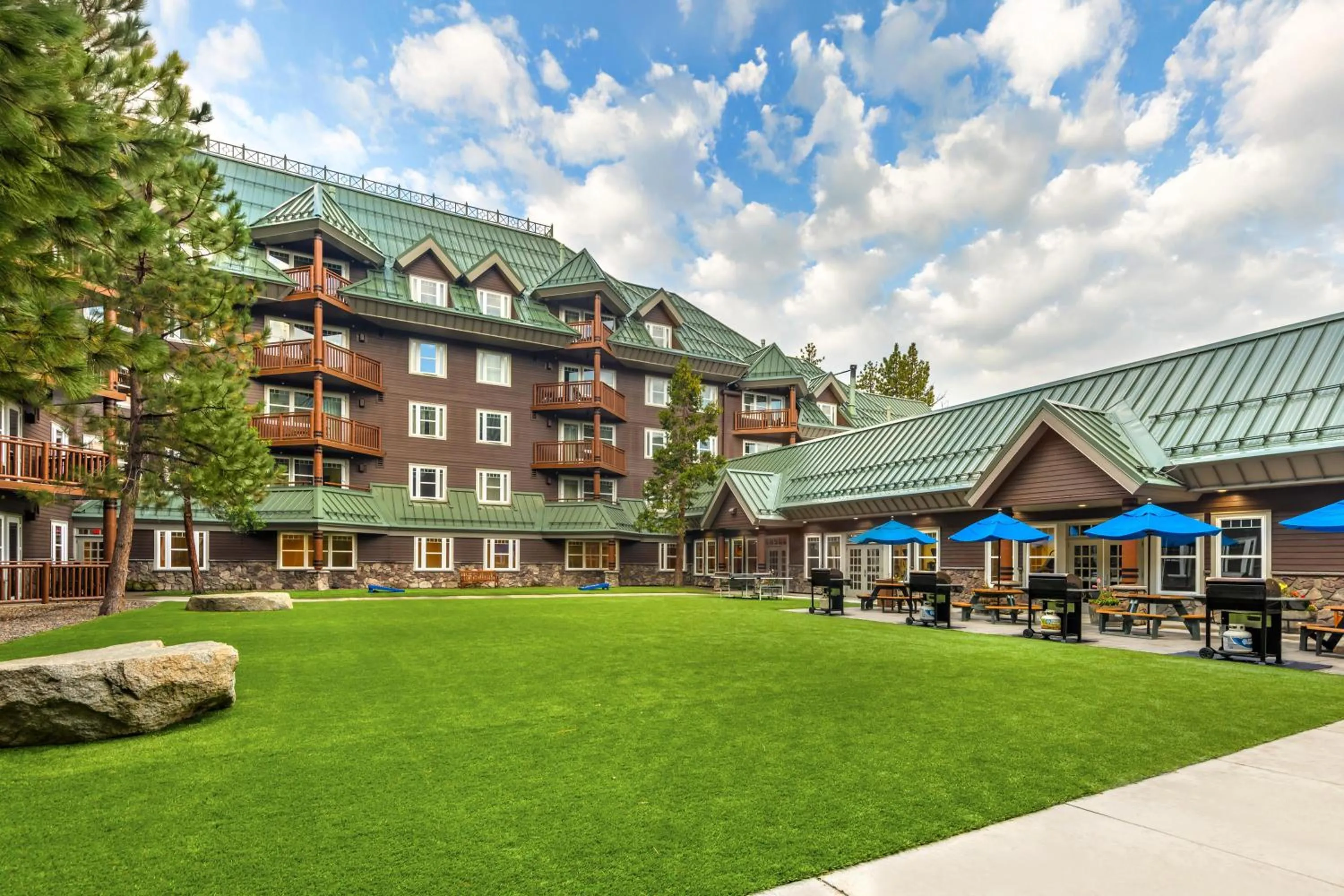 Inner courtyard view in Hilton Vacation Club Lake Tahoe Resort South