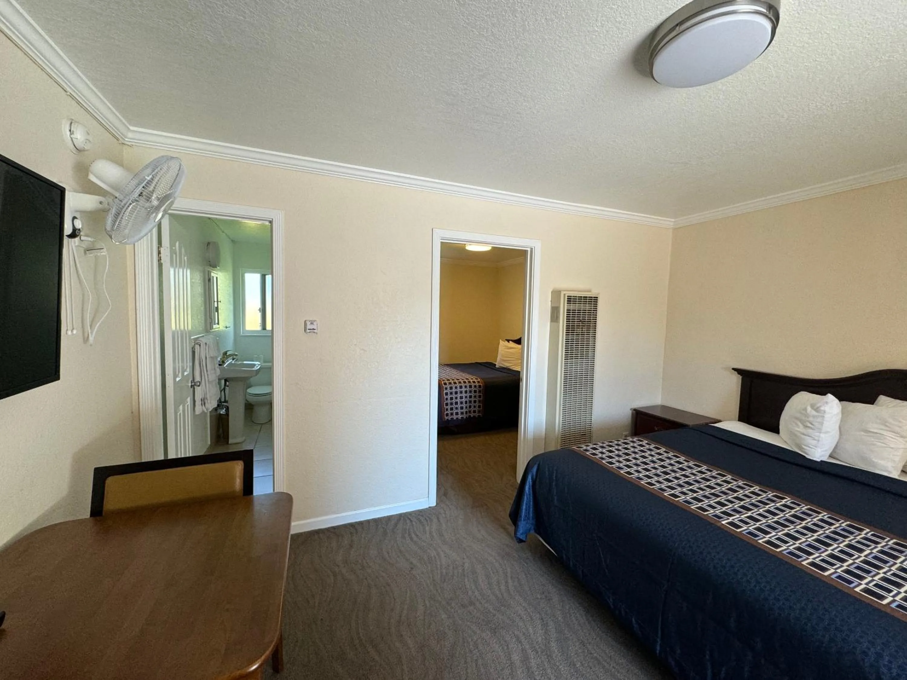 Photo of the whole room, Bed in Tamalpais Motel