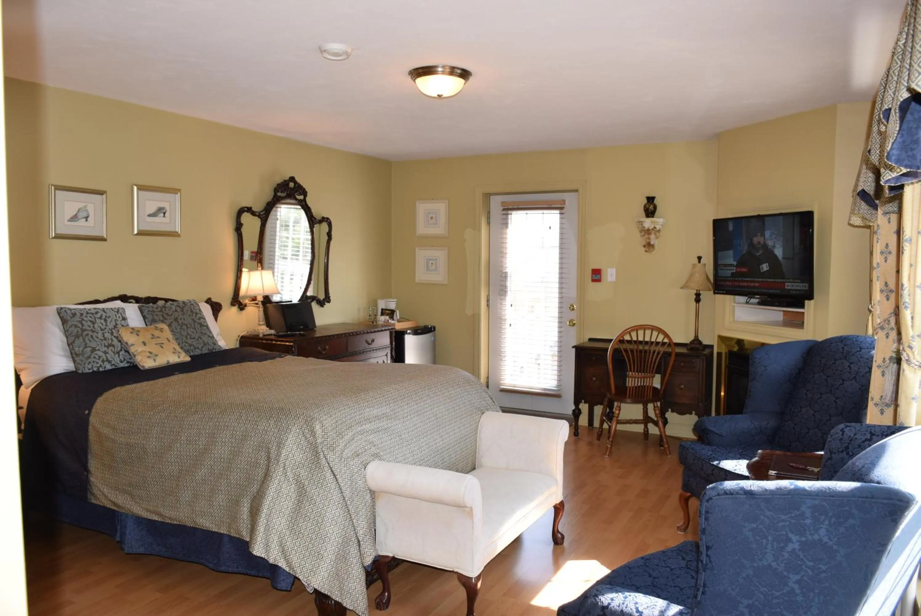 Bedroom, Bed in Auberge Wild Rose Inn