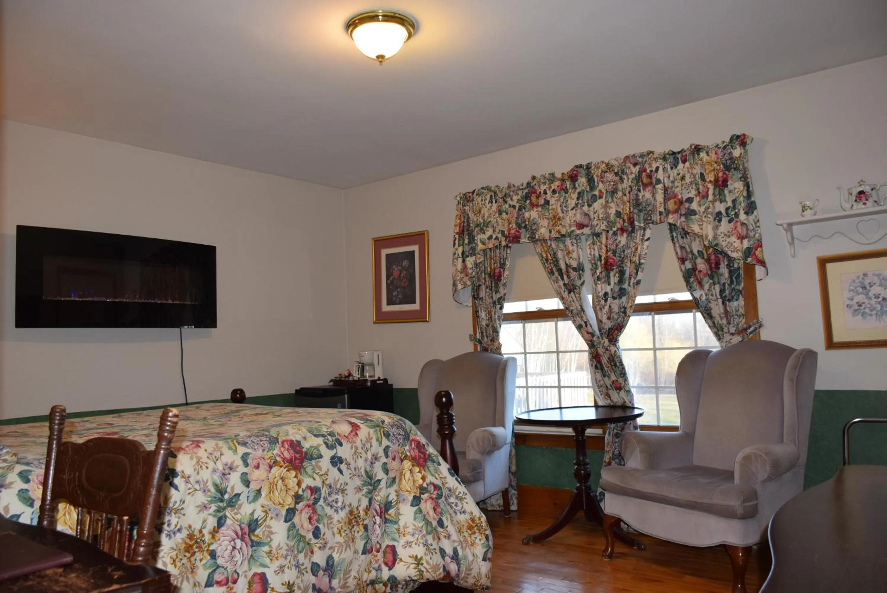 Bedroom in Auberge Wild Rose Inn