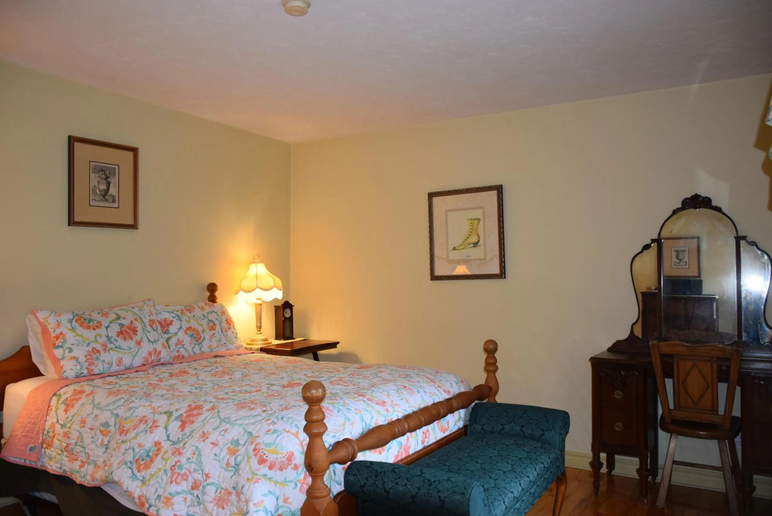 Bed in Auberge Wild Rose Inn