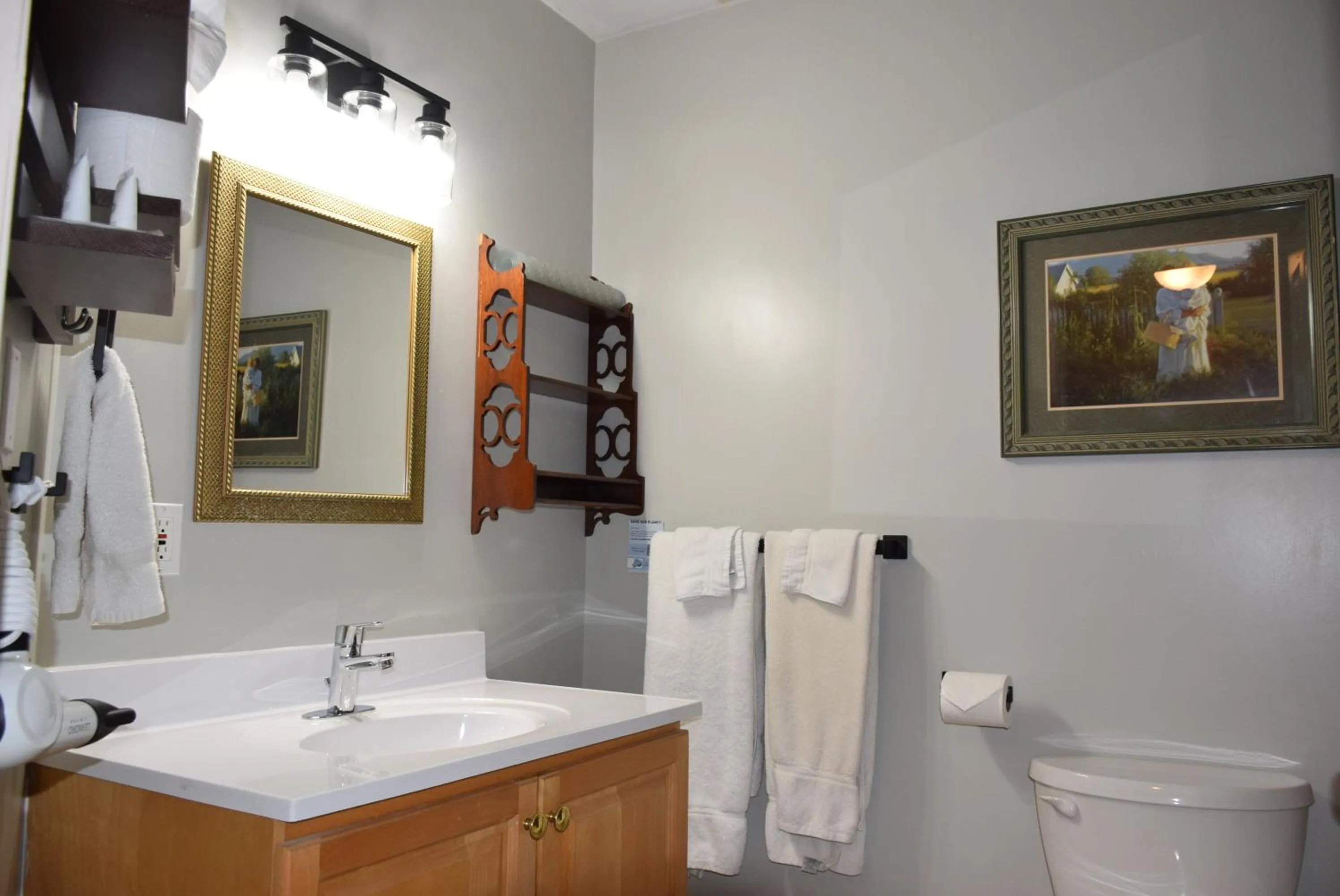 Bathroom in Auberge Wild Rose Inn