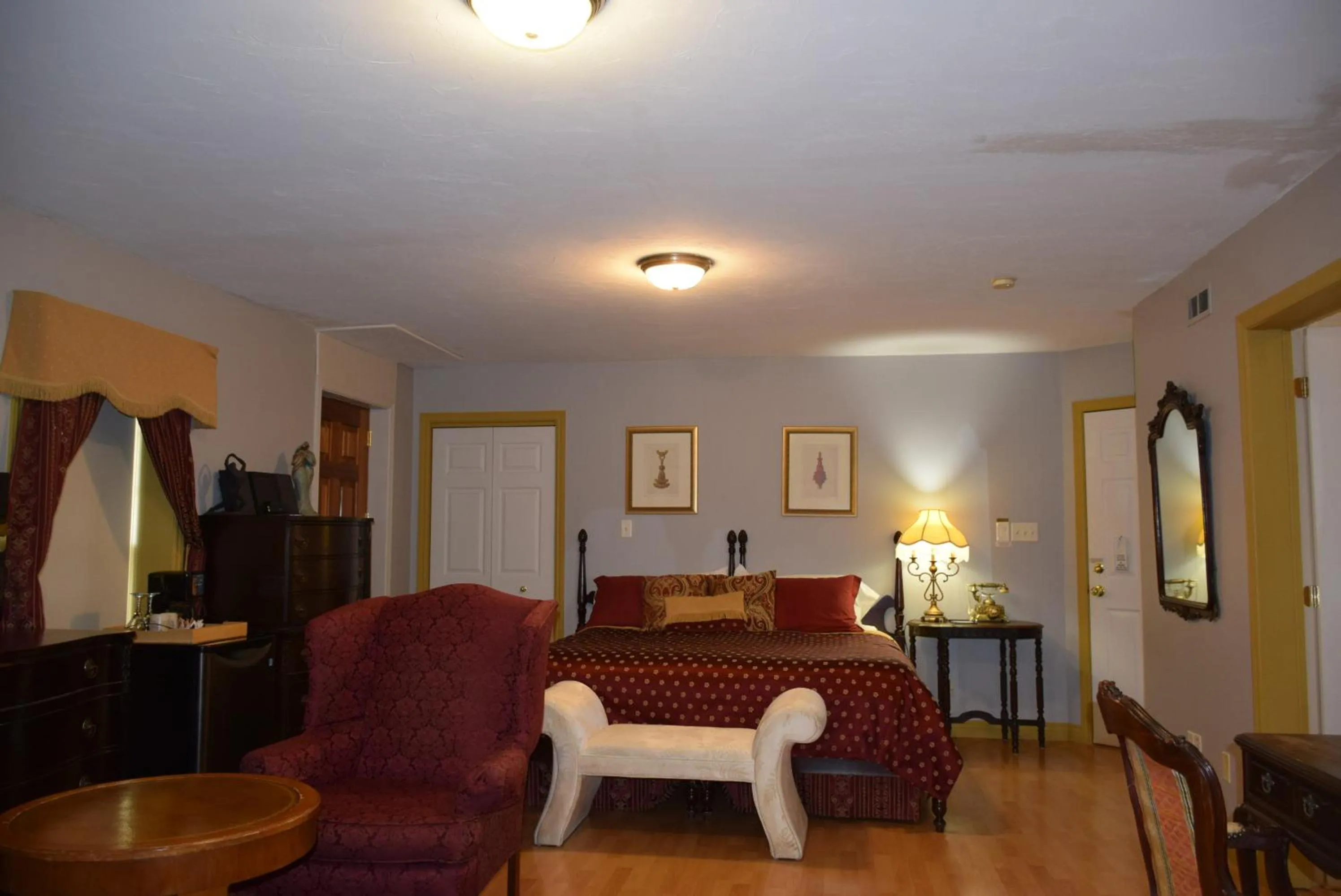 Bed in Auberge Wild Rose Inn