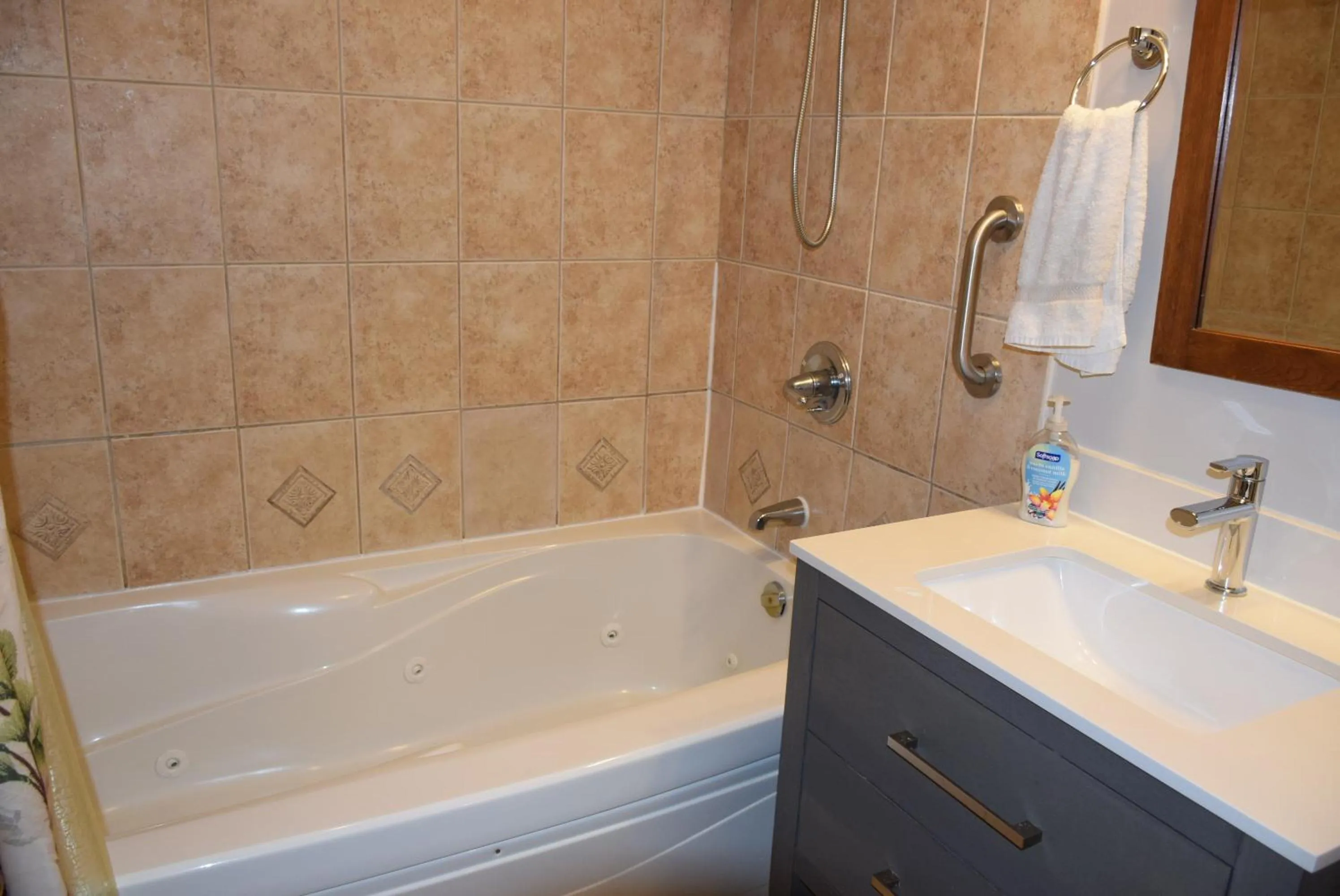 Bath in Auberge Wild Rose Inn