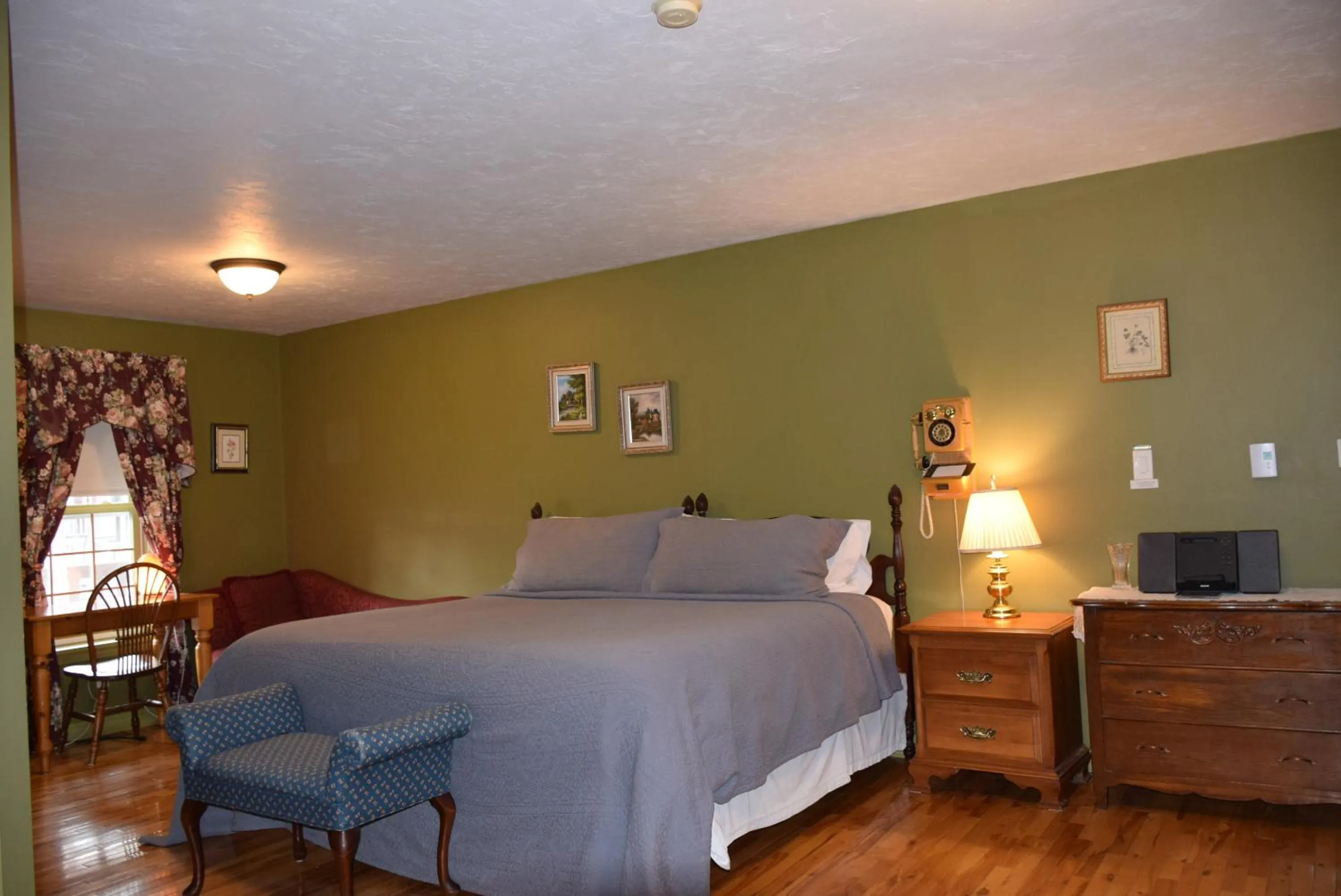 Bedroom, Bed in Auberge Wild Rose Inn