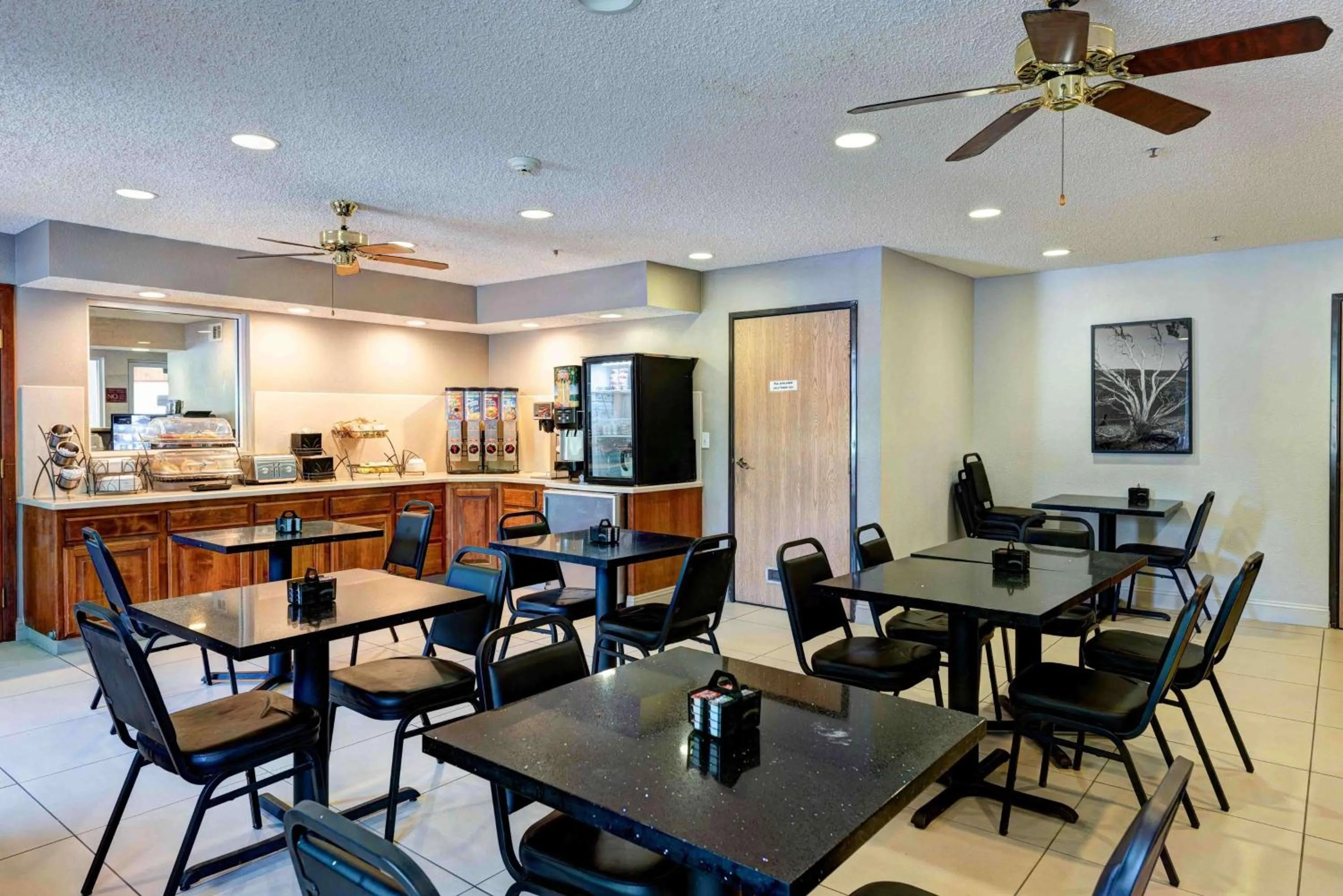 Restaurant/places to eat in SureStay Plus Hotel by Best Western Redding