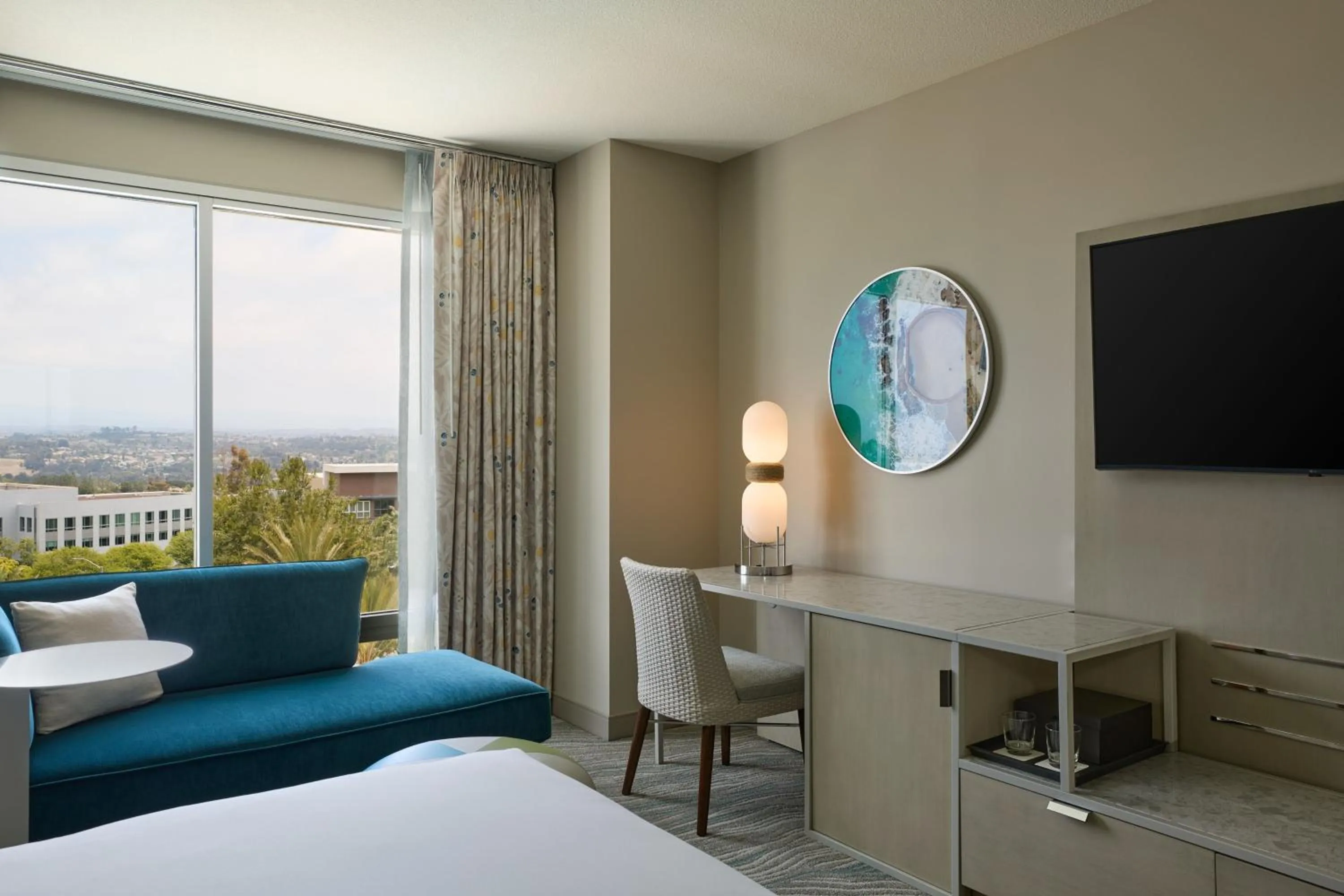 Swimming pool, Bed in Renaissance ClubSport Aliso Viejo Laguna Beach Hotel