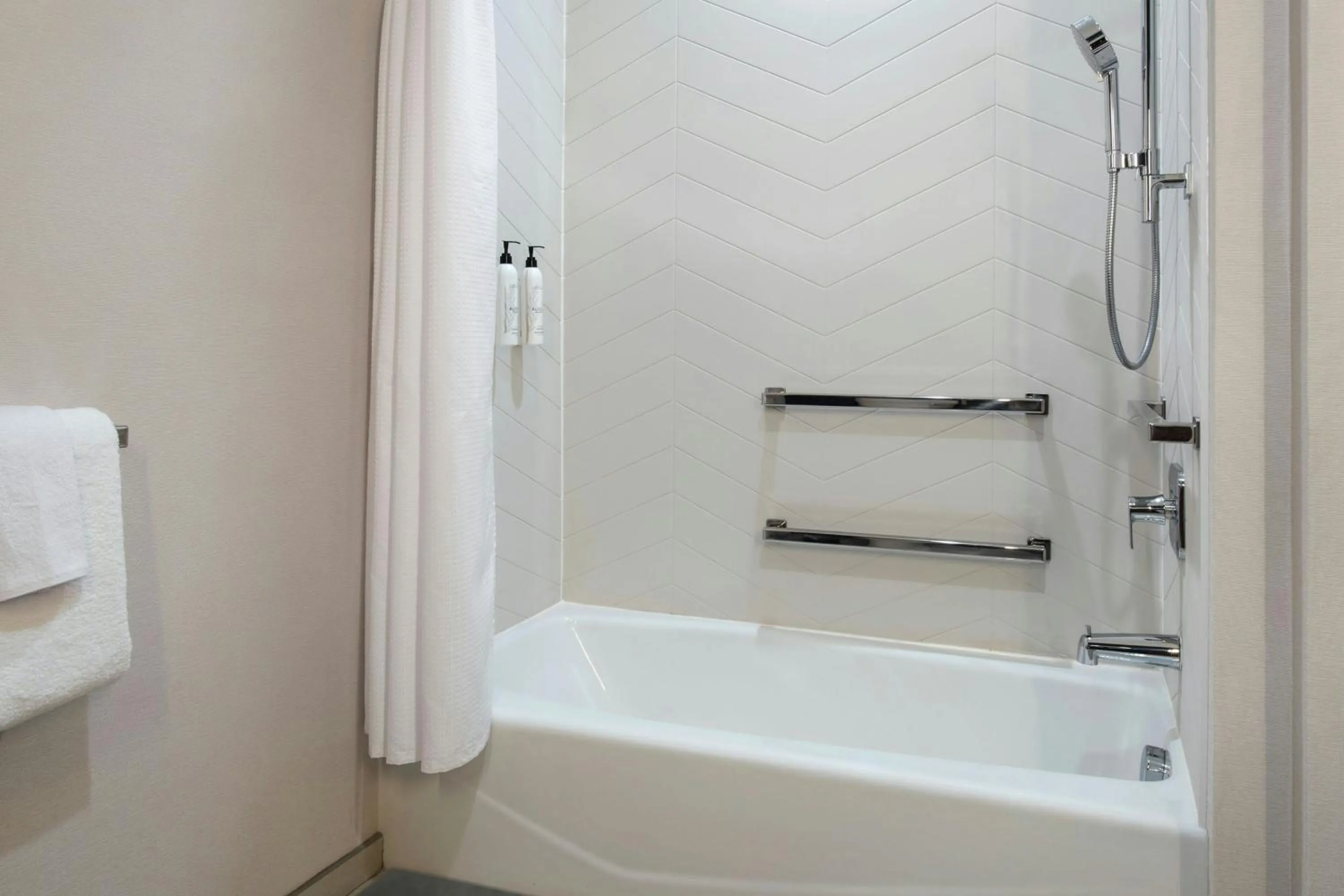 Bathroom in Fairfield Inn & Suites by Marriott Somerset