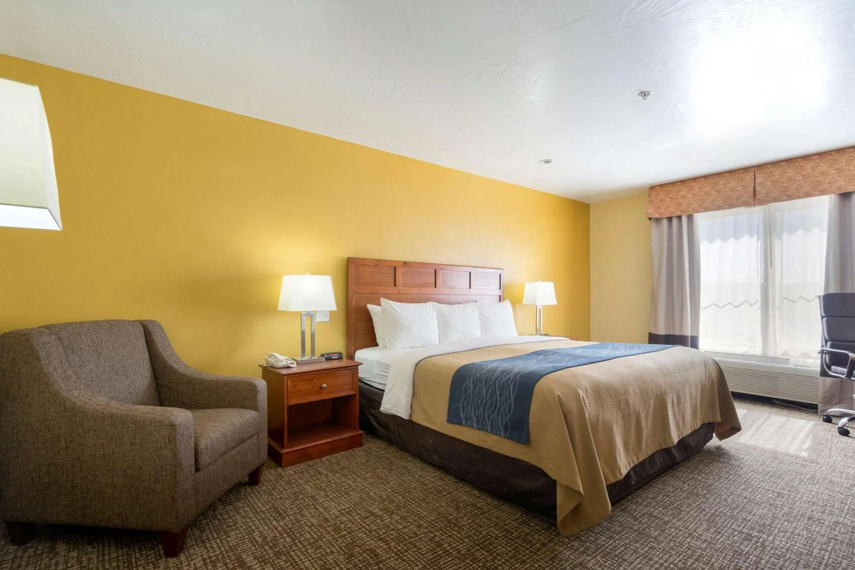 Photo of the whole room, Bed in Comfort Inn & Suites