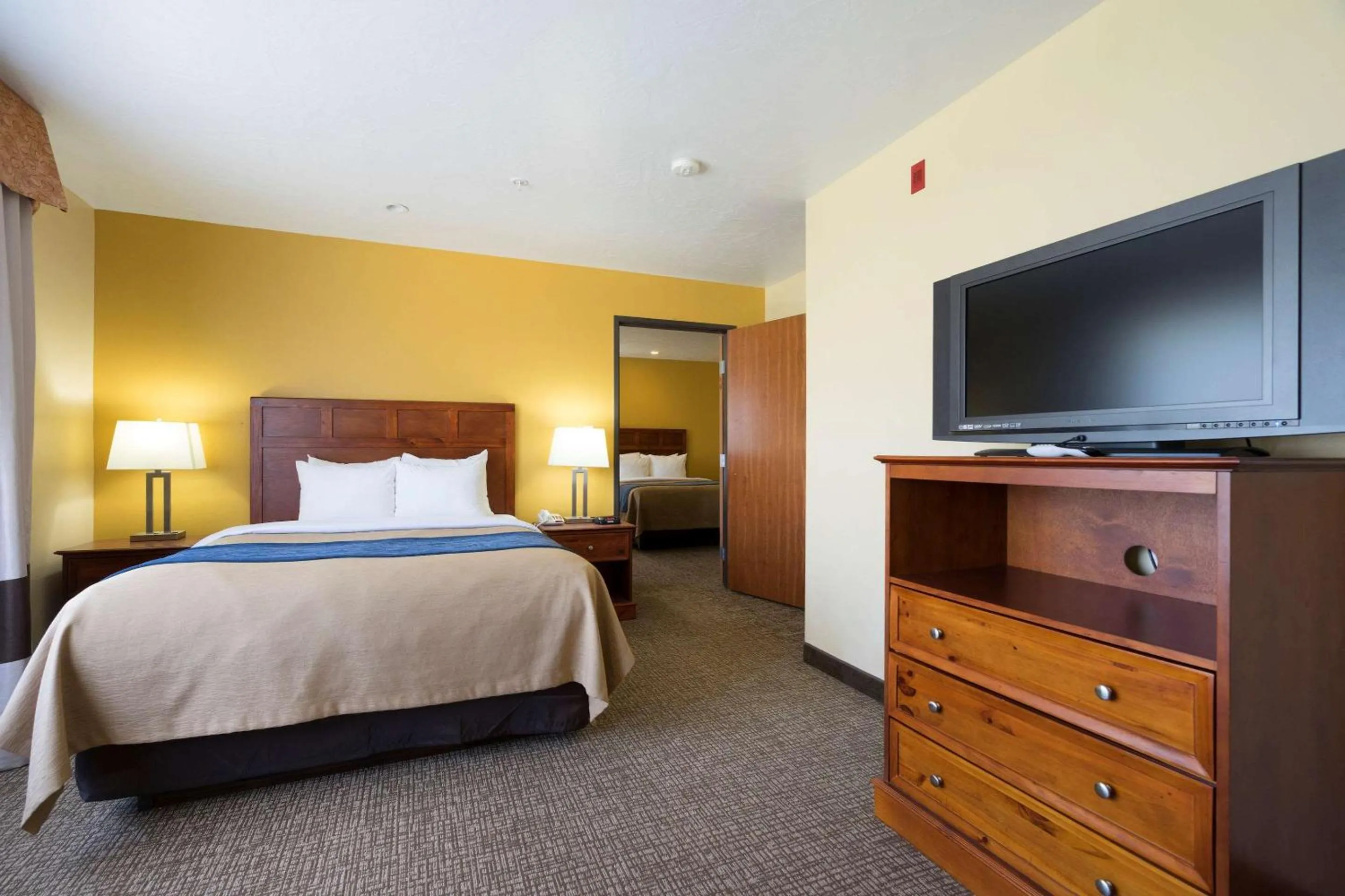 Photo of the whole room, Bed in Comfort Inn & Suites