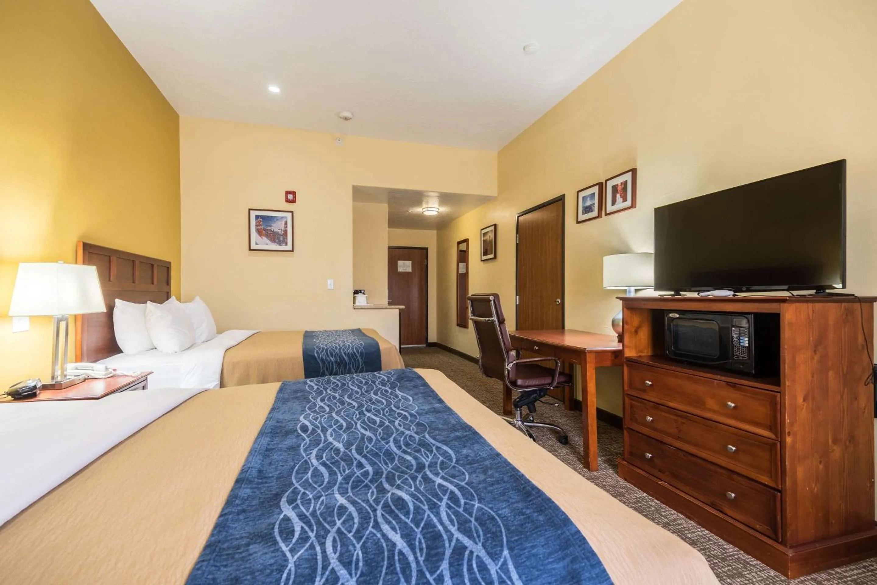 Photo of the whole room, Bed in Comfort Inn & Suites