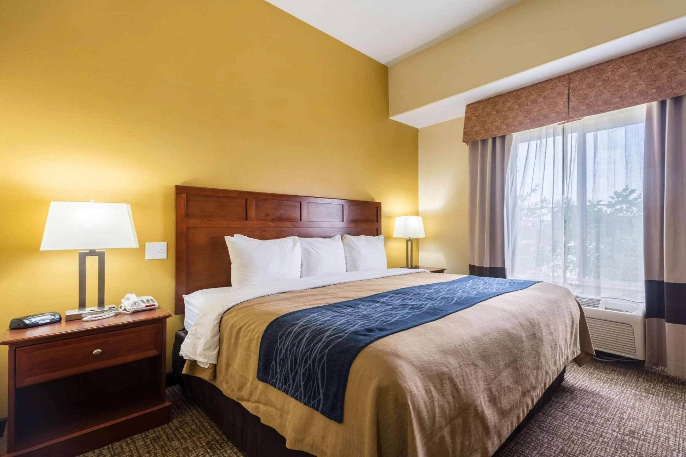 Photo of the whole room, Bed in Comfort Inn & Suites