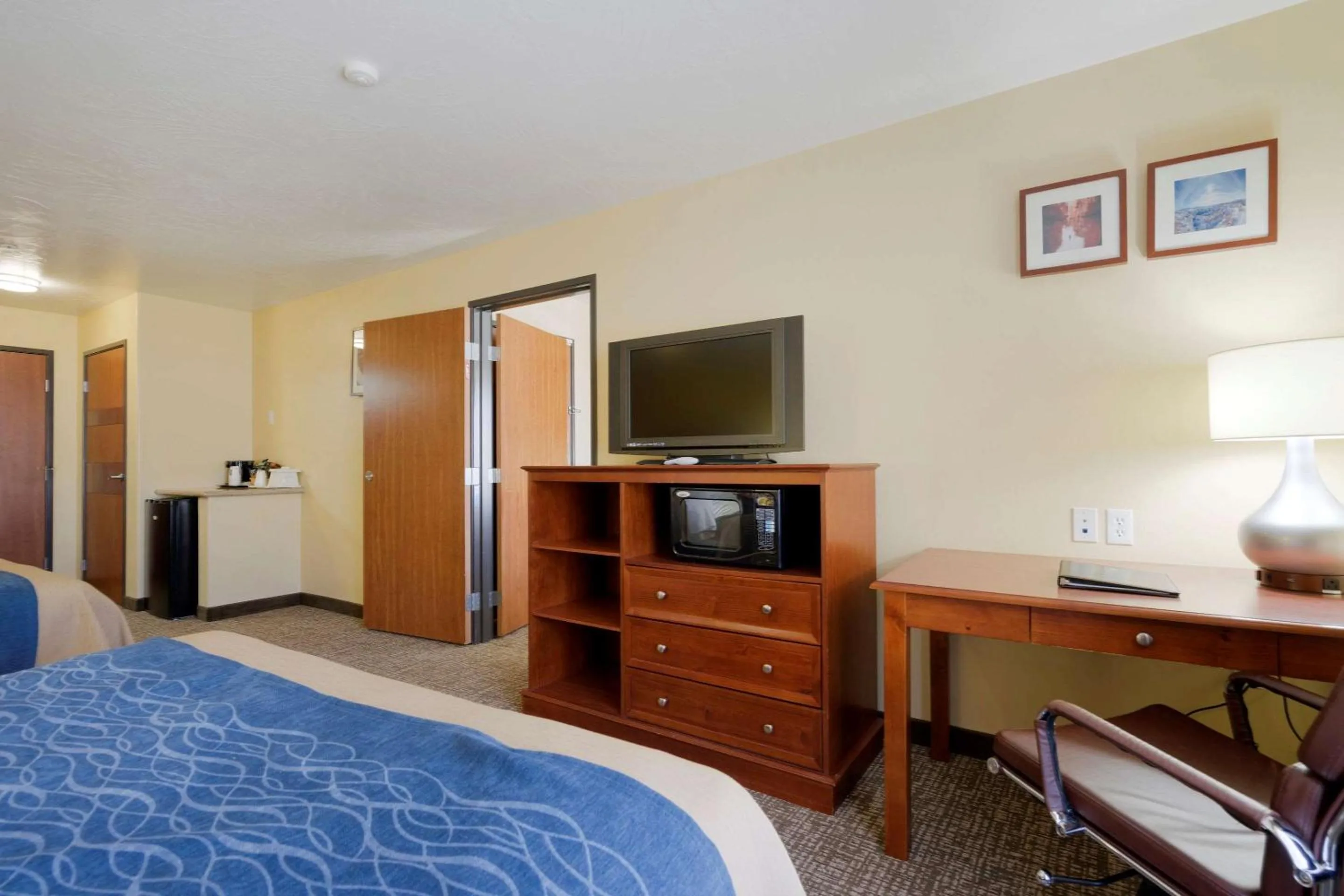 Photo of the whole room, Bed in Comfort Inn & Suites