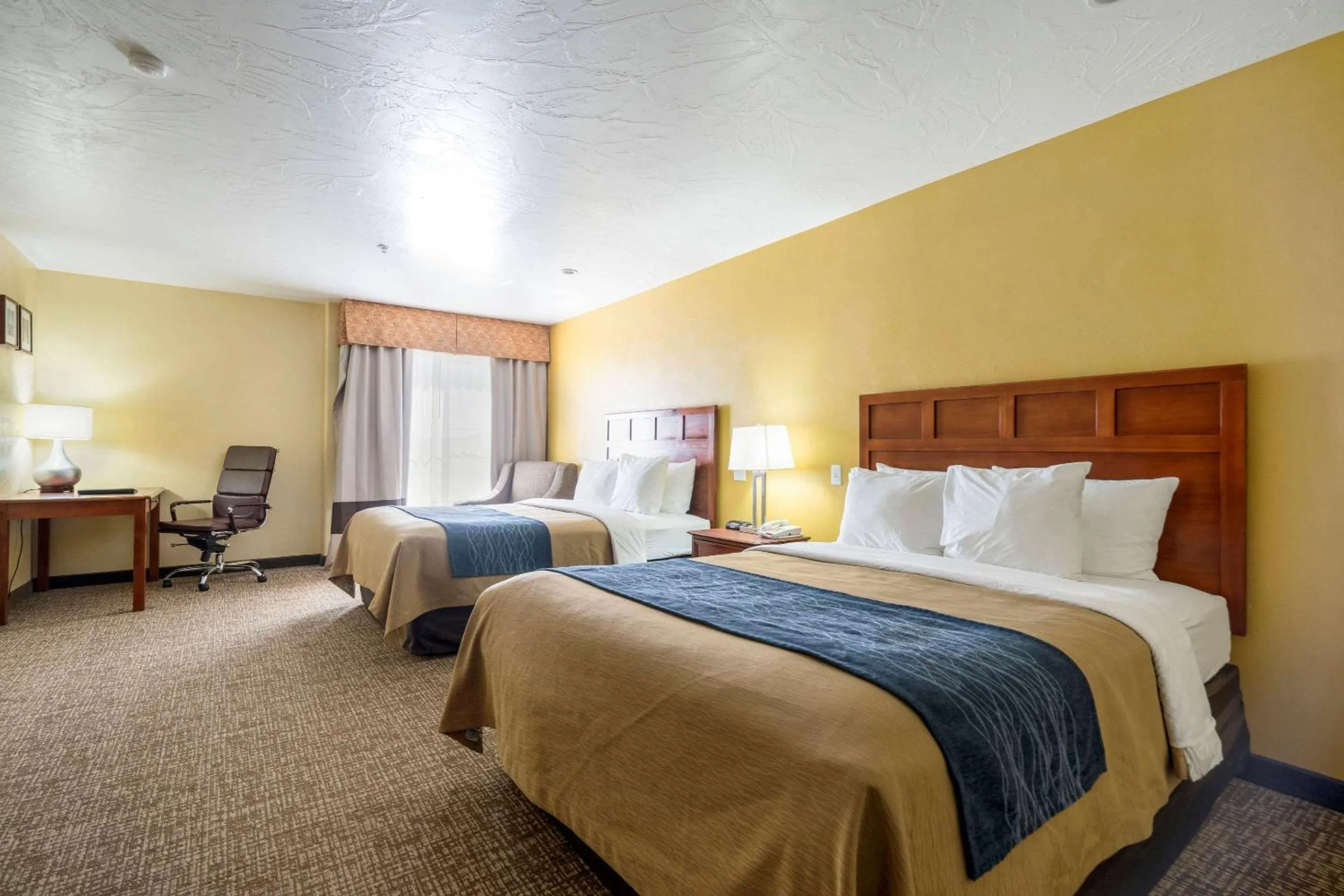 Photo of the whole room, Bed in Comfort Inn & Suites