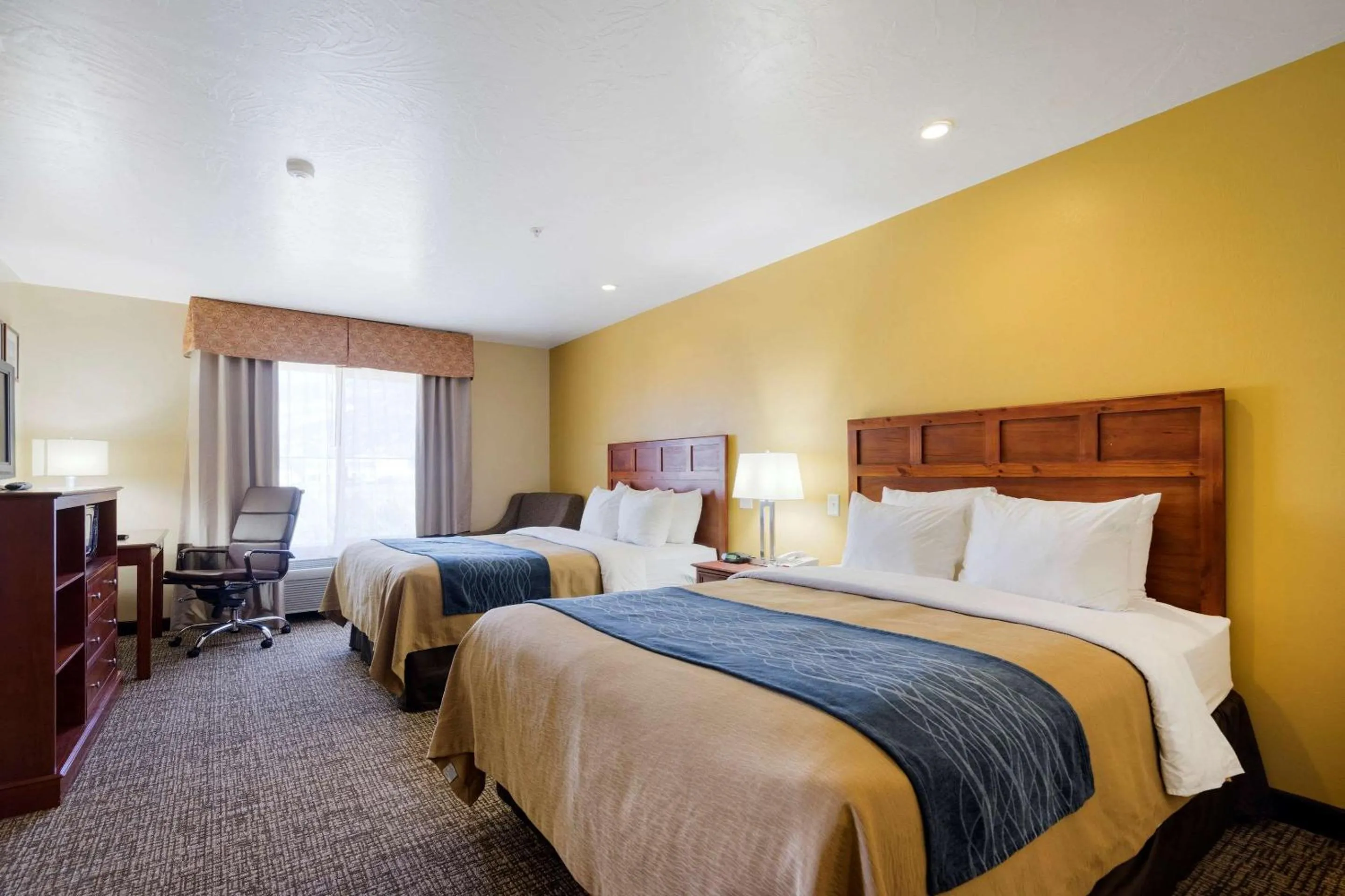 Photo of the whole room, Bed in Comfort Inn & Suites